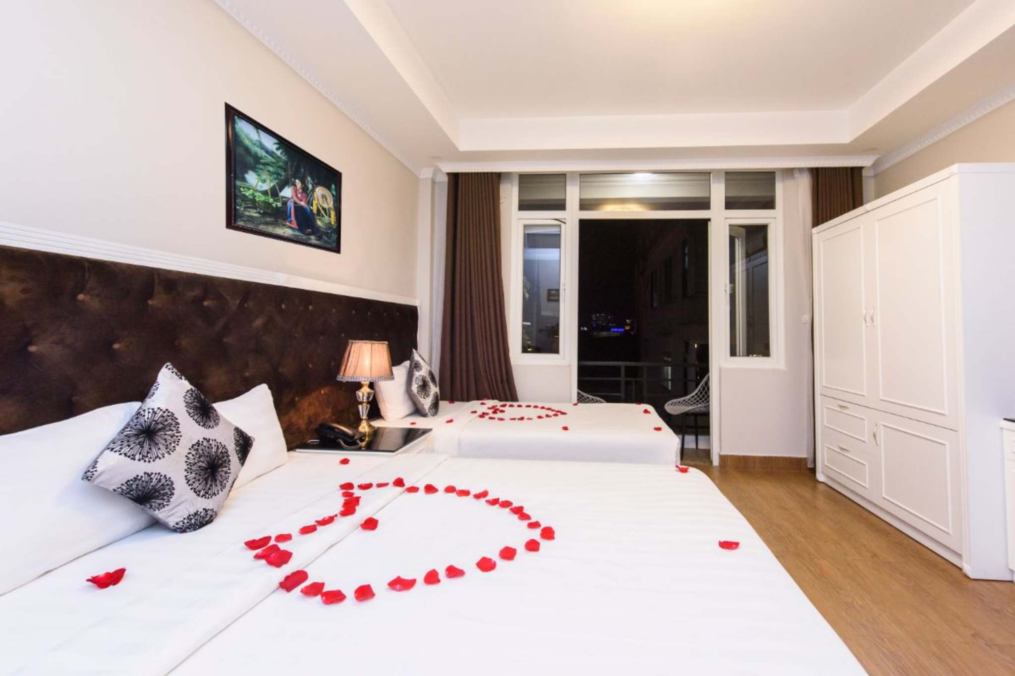 Phòn junior có view hồ tại Ha Noi Morning Hotel