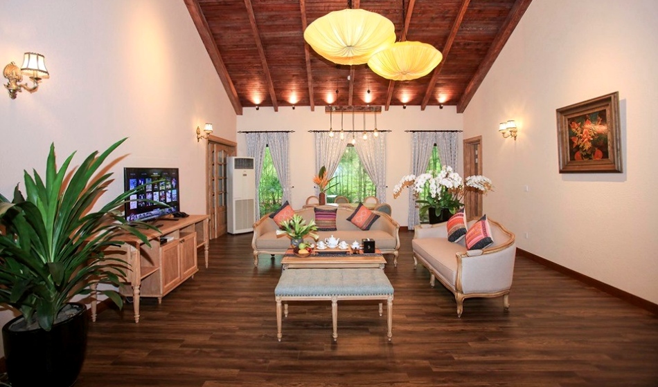 Phòng khách căn Grand Suite tại Serena Resort Hòa Bình