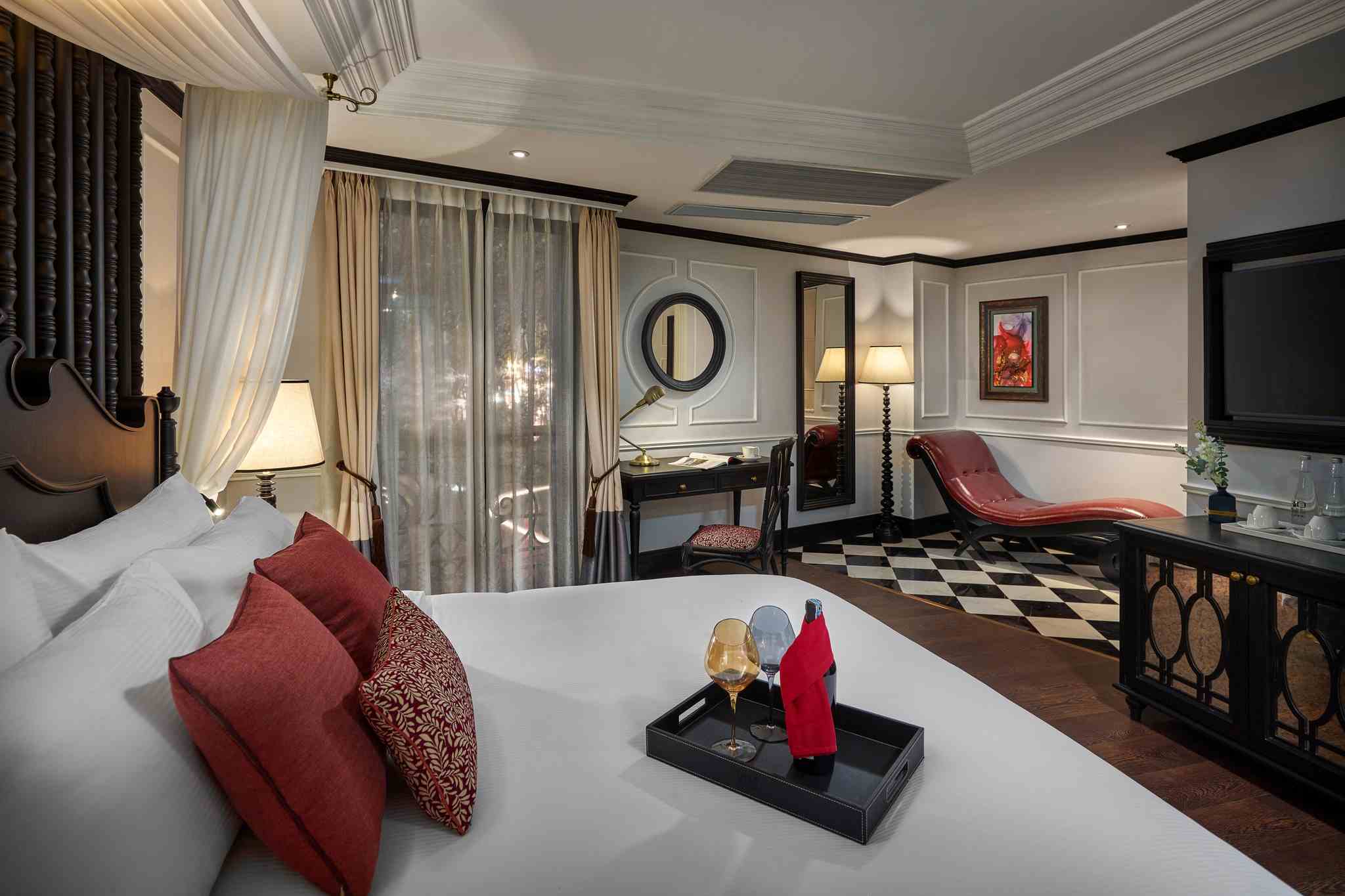 Phòng Standing Balcony Love Suite tại Aira Boutique Hanoi Hotel & Spa