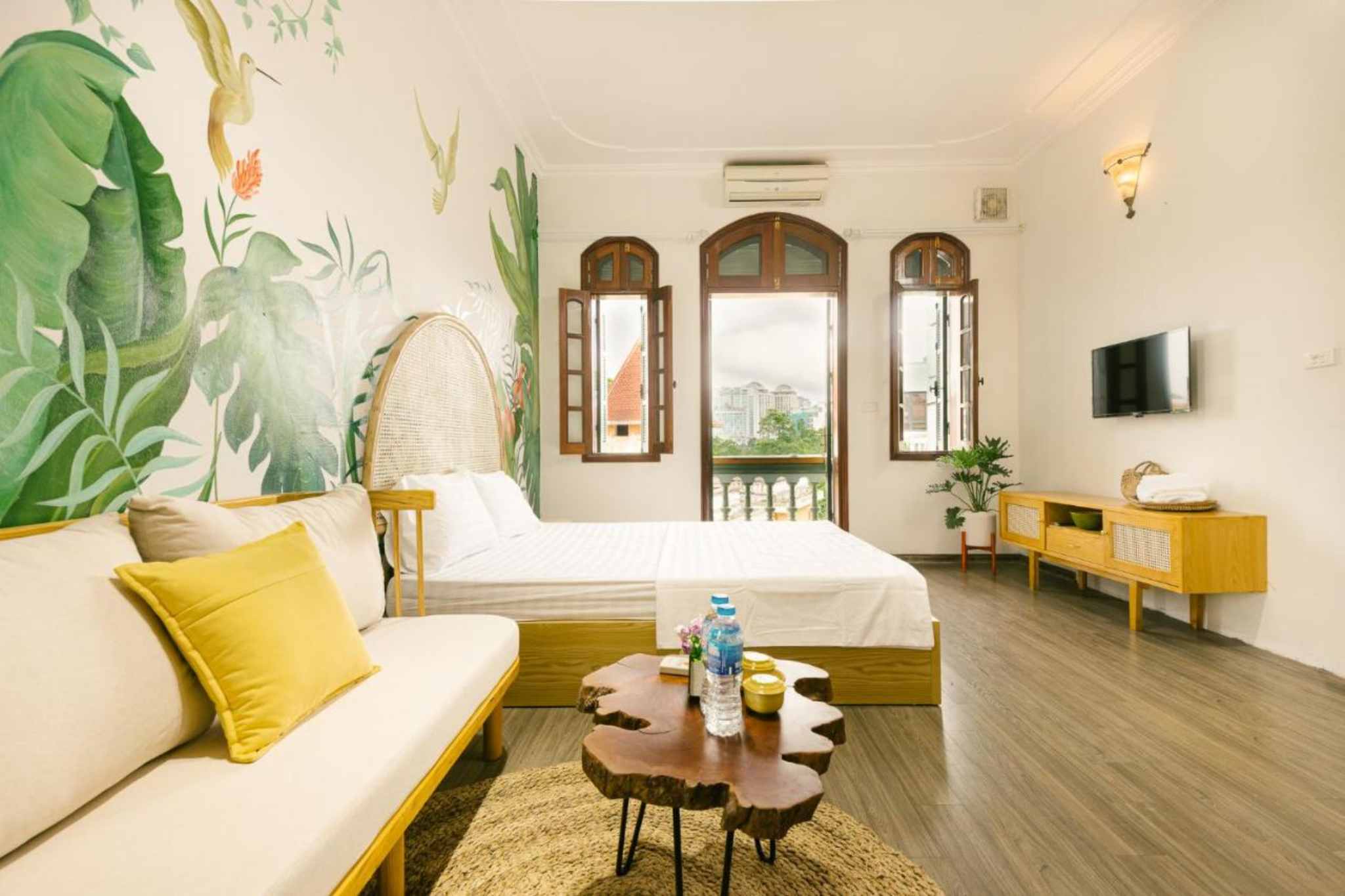 Phòng studio có ban công của Eden Westlake Hanoi Hotel 