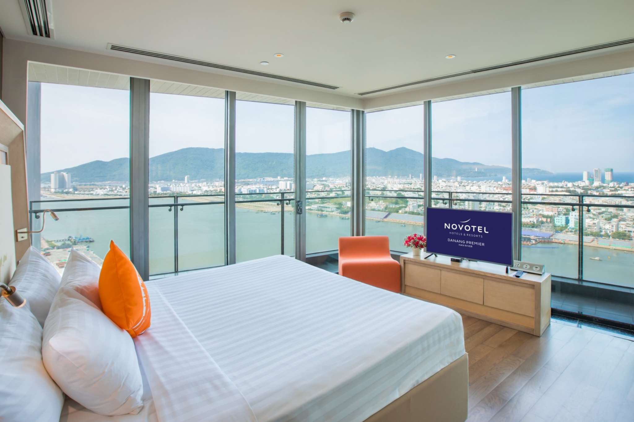 Không gian phòng suite của Novotel Danang Premier Han River 