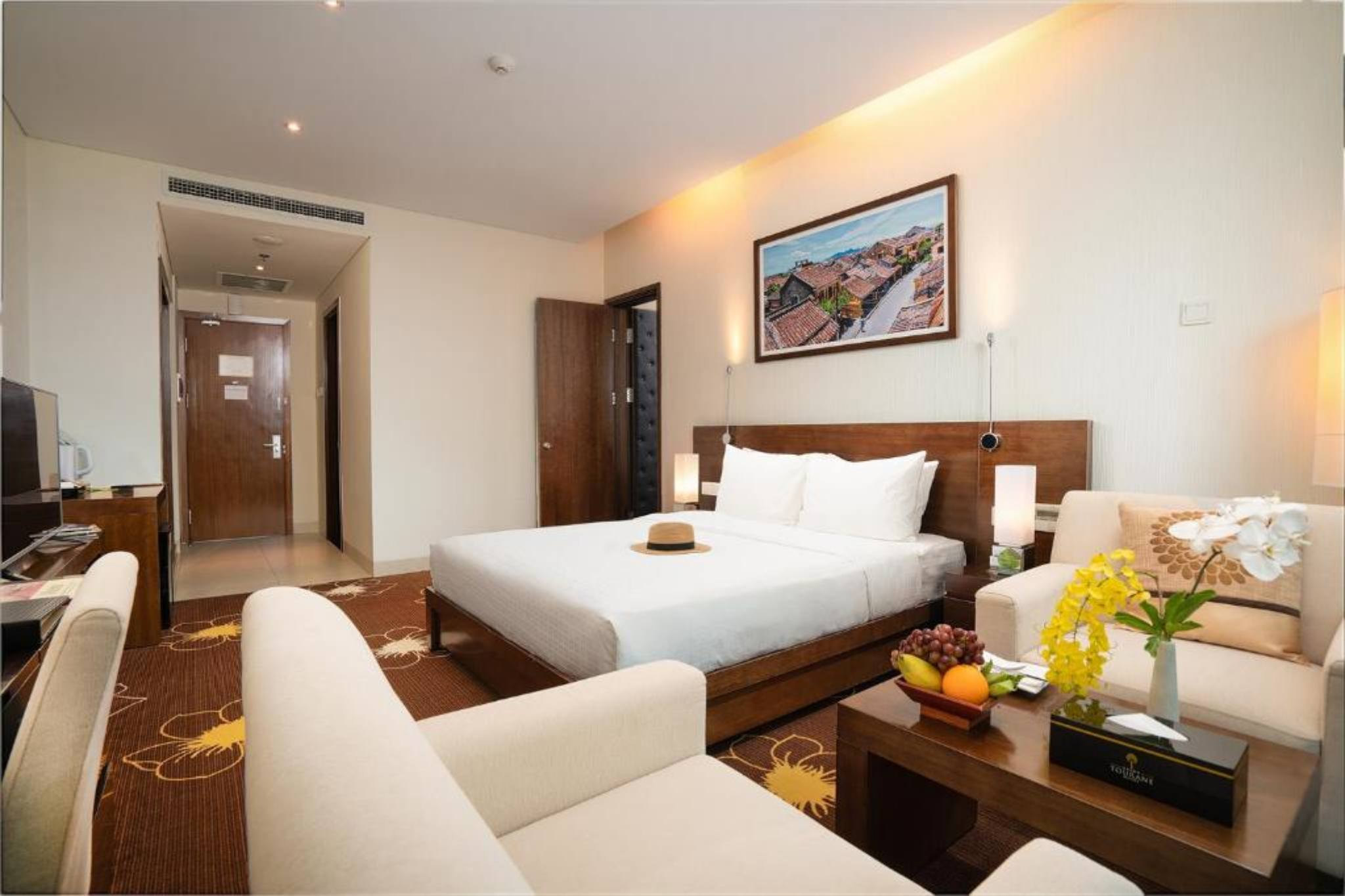 Không gian phòng superior hướng phố của Grand Tourane Hotel Da Nang 