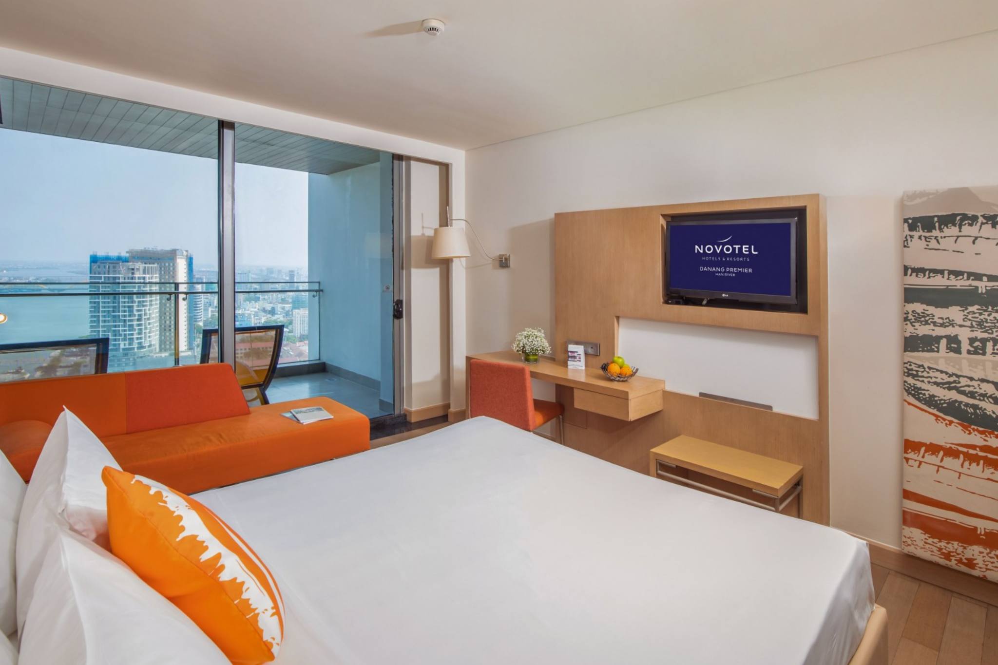 Không gian phòng superior của Novotel Danang Premier Han River 