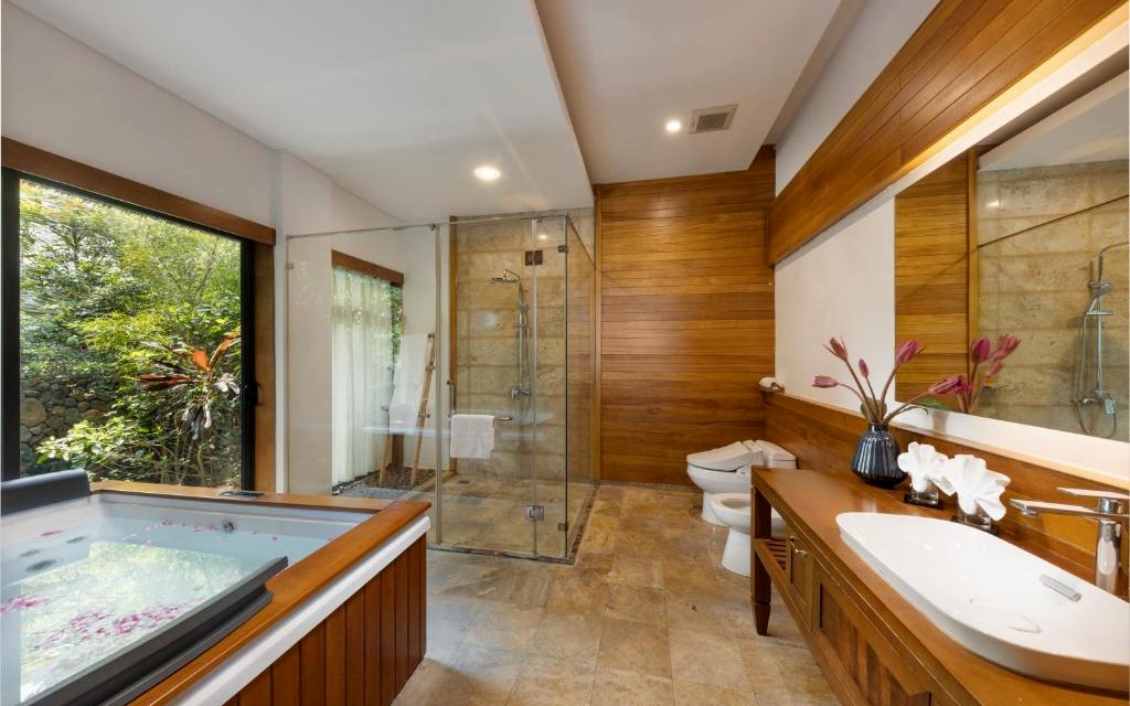 Phòng tắm có bồn tắm sự tại căn Grand Suite