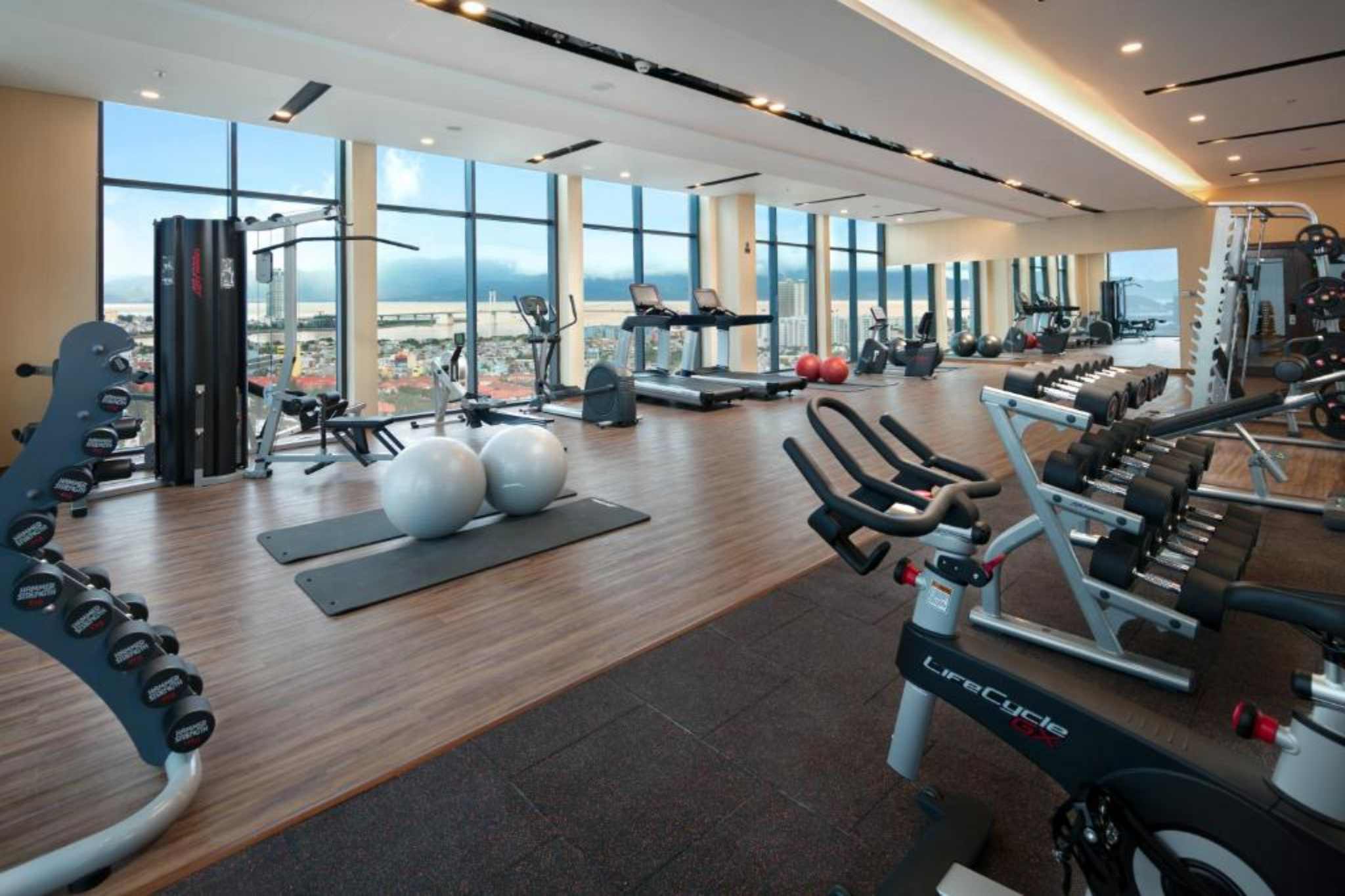 Phòng tập gym hiện đại của Altara Suites Da Nang Hotel 