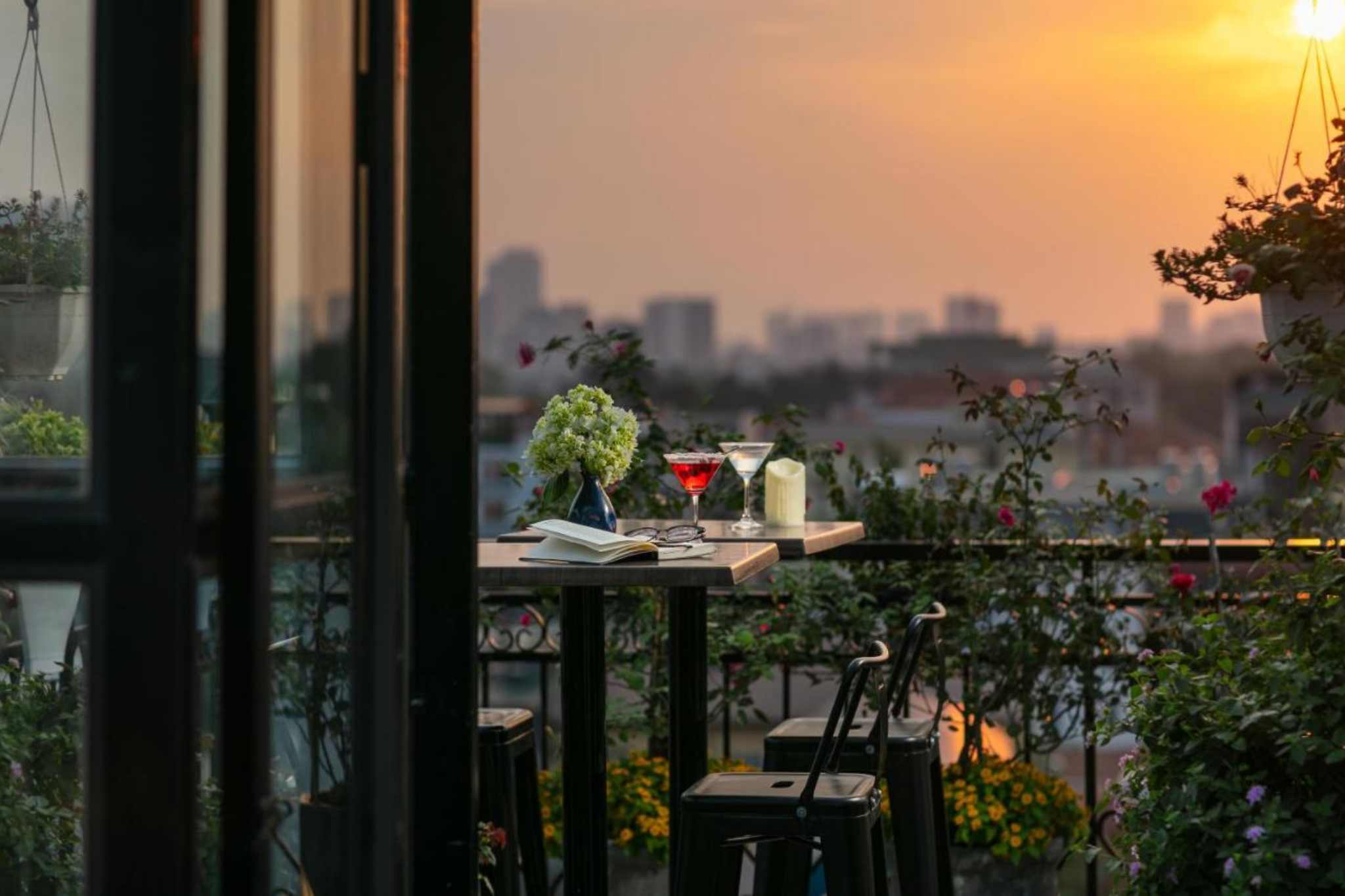 Góc view quầy cafe đẹp tại Carillon Boutique Hanoi Hotel 