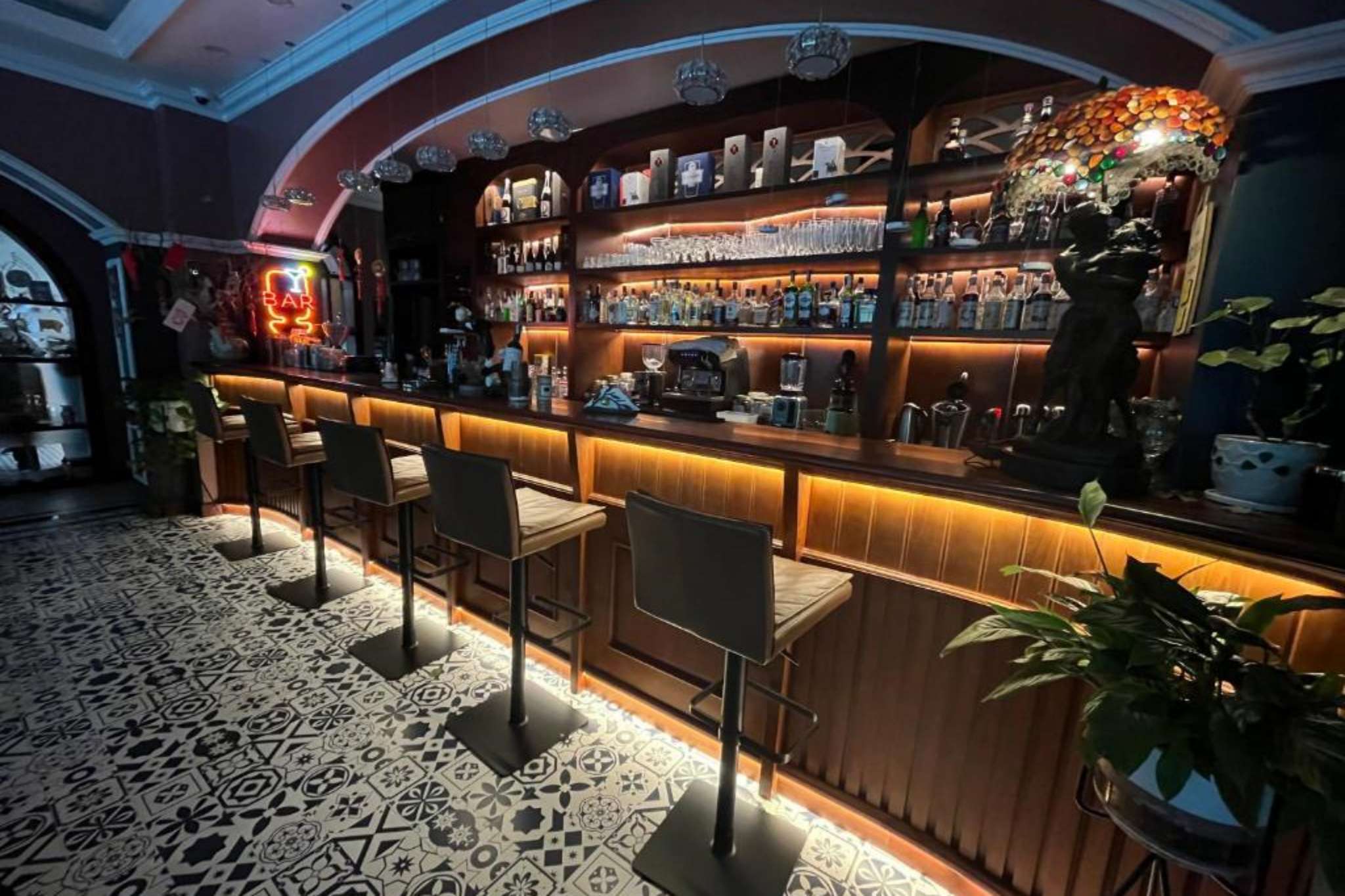 Quầy bar của Paris Of Dragon Bay Hotel
