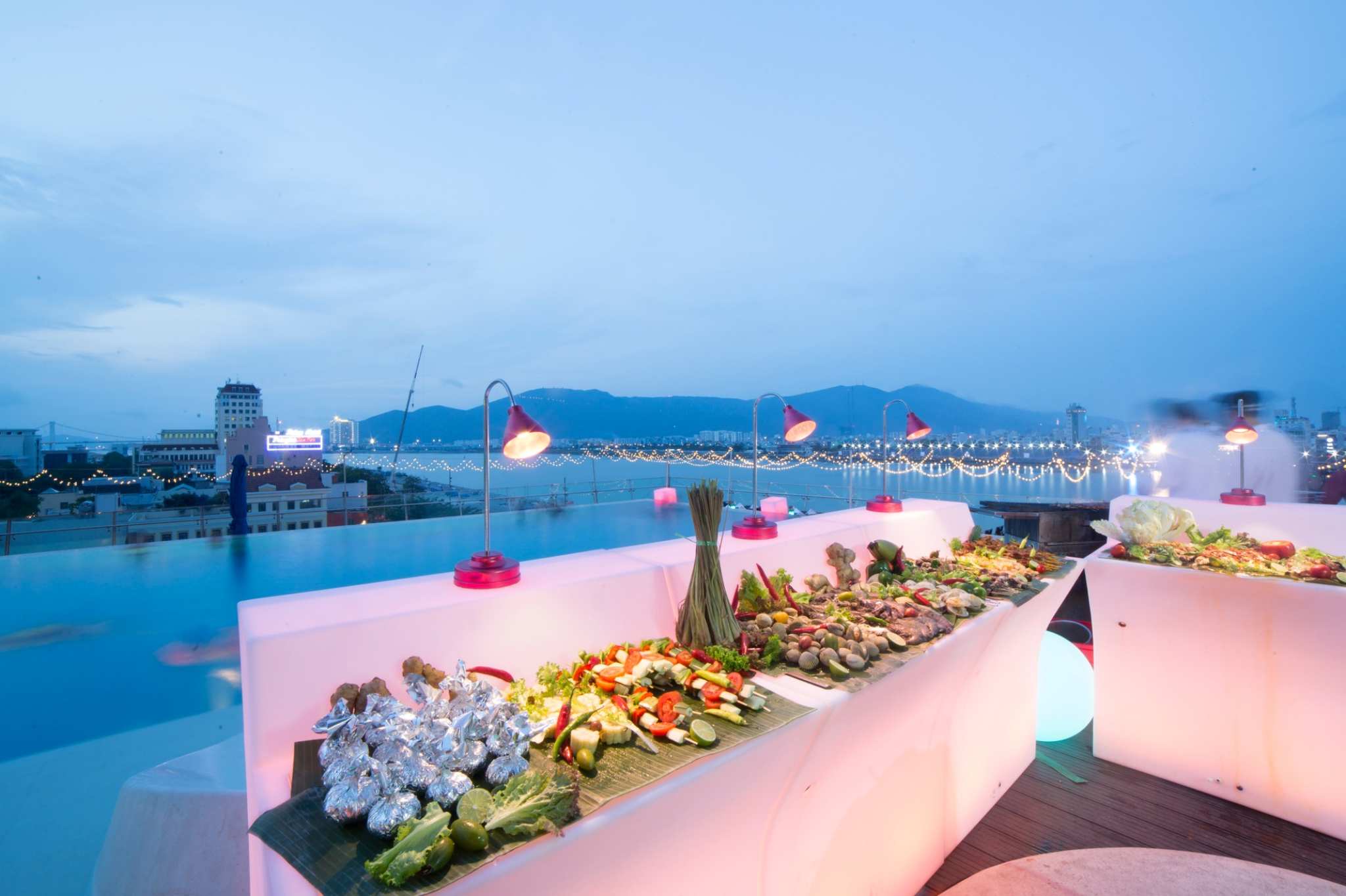 Quầy bar hồ bơi của Novotel Danang Premier Han River 