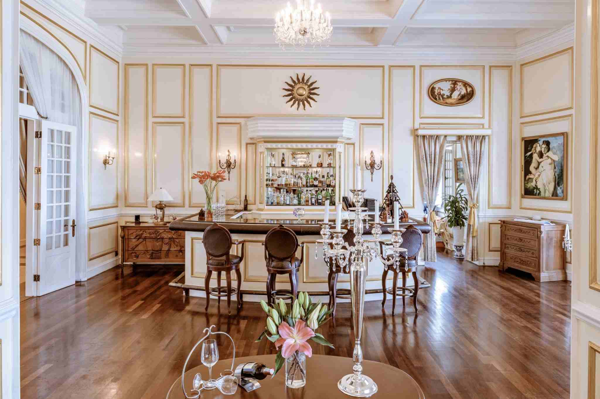 không gian đậm chất Châu Âu của quầy bar Le Cosy 