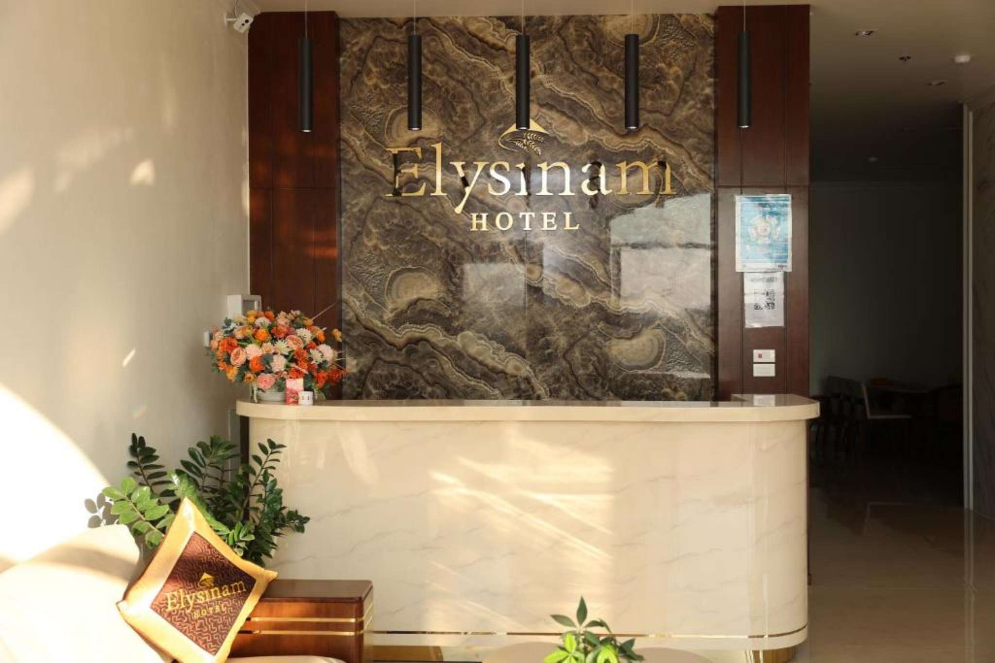 Quầy lễ tân của Elysinam Boutique Ha Long