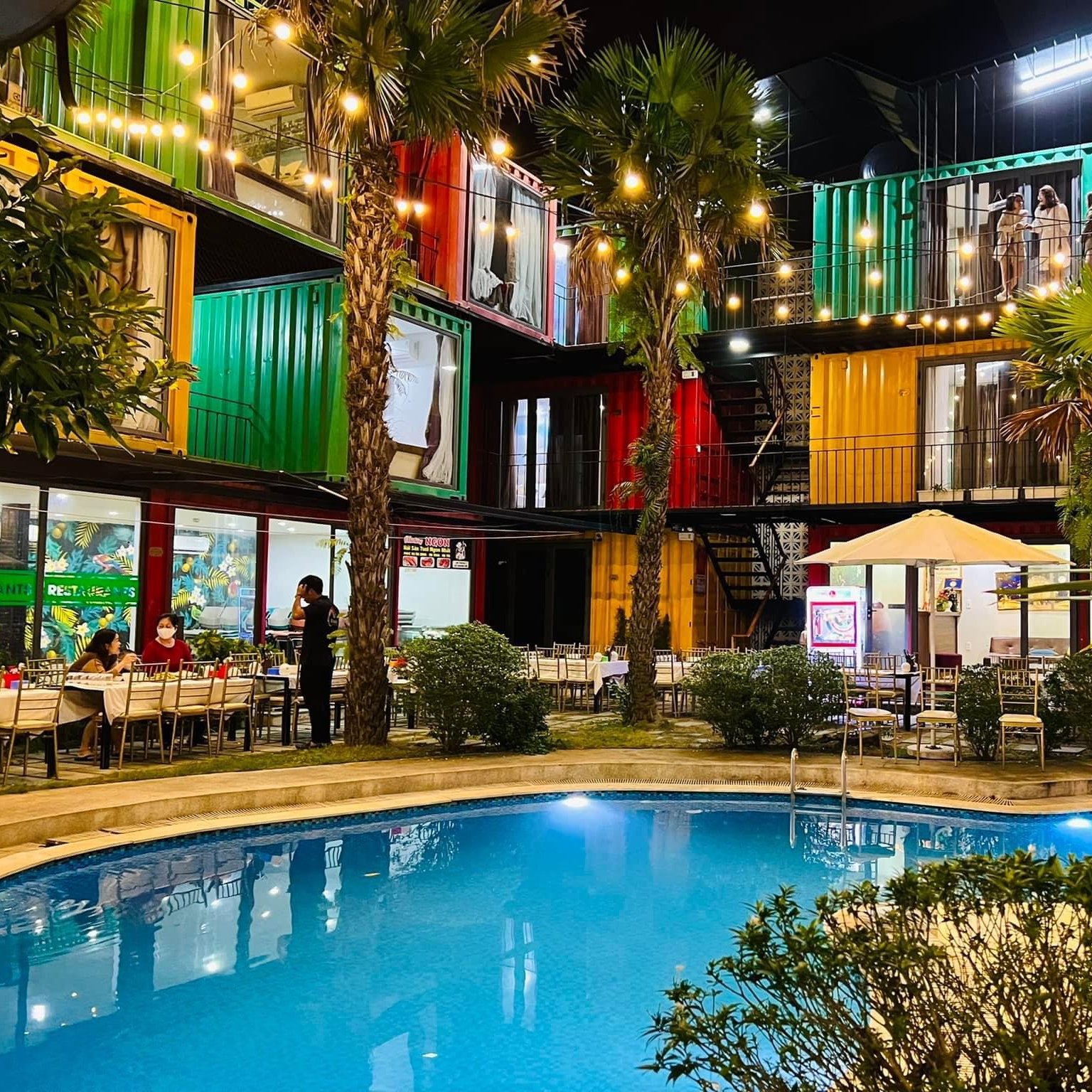 khám phá Rainbow Hotel Cửa Lò không gian bể bơi