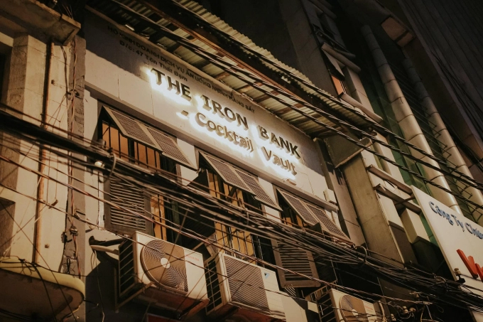 review The Iron Bank tìm bằng biển hiệu trên tầng 2
