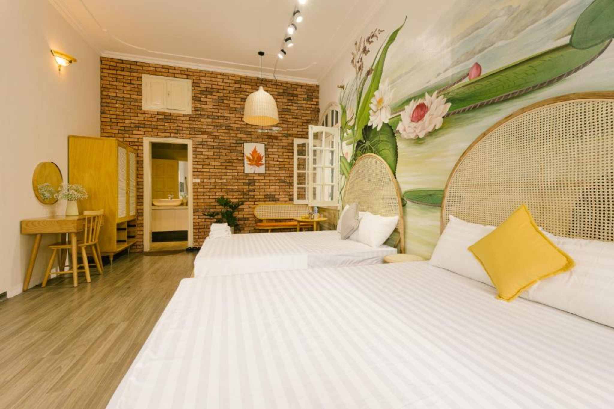 Phòng 4 người có ban công của Eden Westlake Hanoi Hotel 