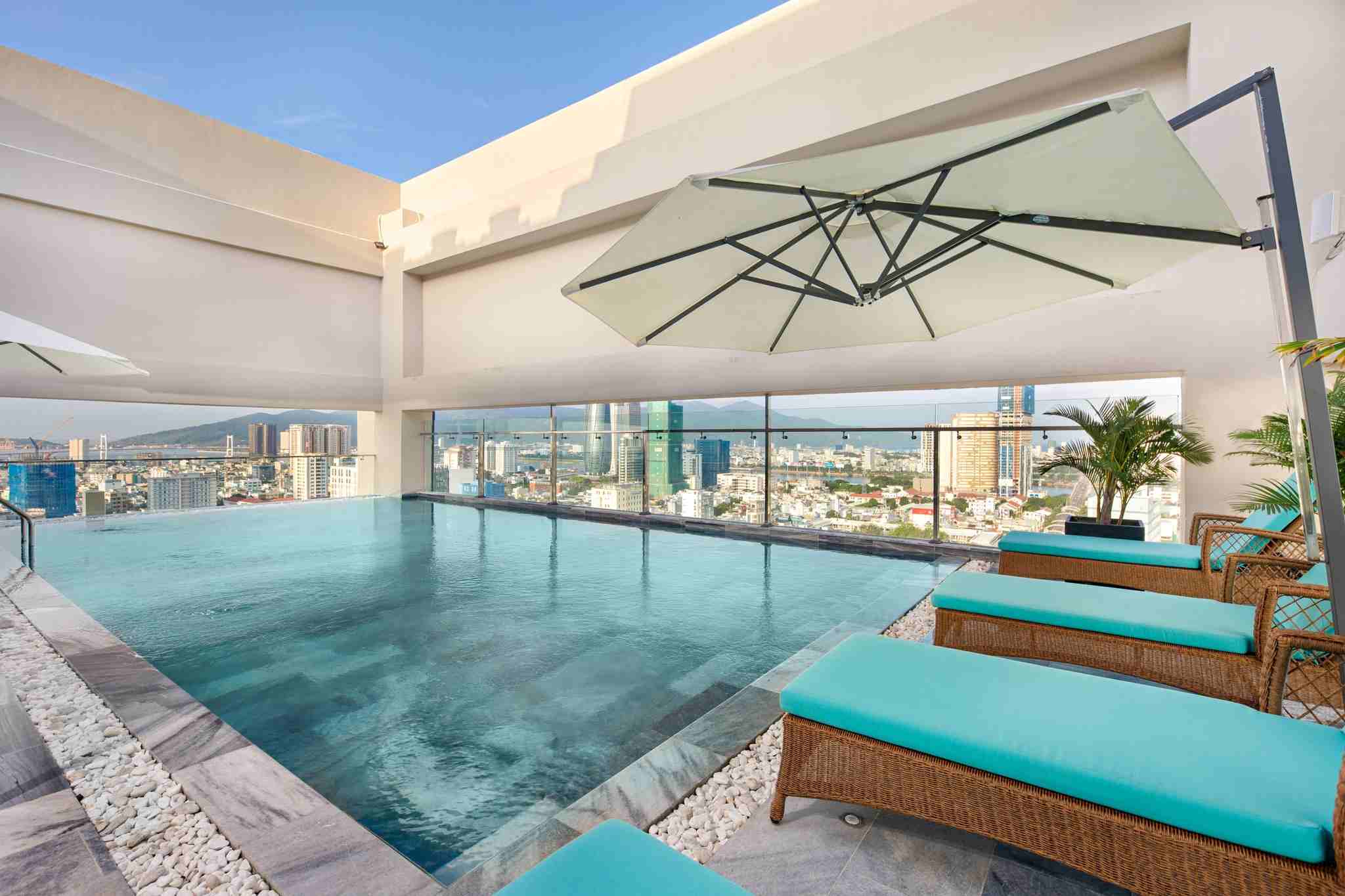 Hồ bơi sân thượng GIC Luxury Hotel and Spa Đà Nẵng