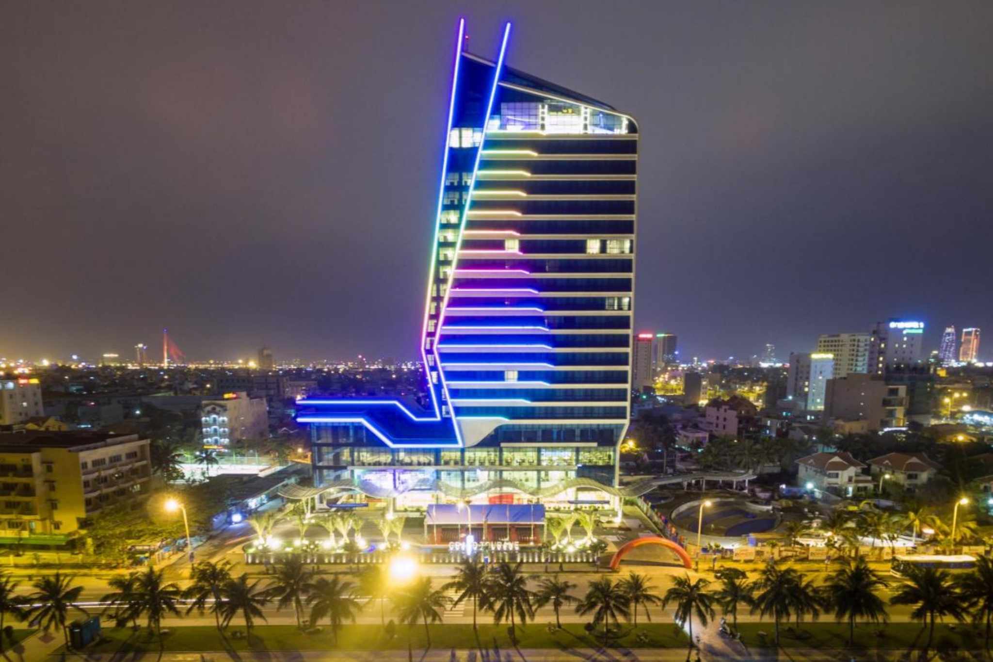 Khung cảnh về đêm của Grand Tourane Hotel Da Nang 