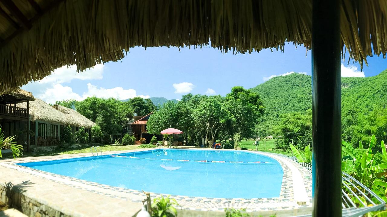Bể bơi tại Mai Châu Sky Resort Hòa Bình
