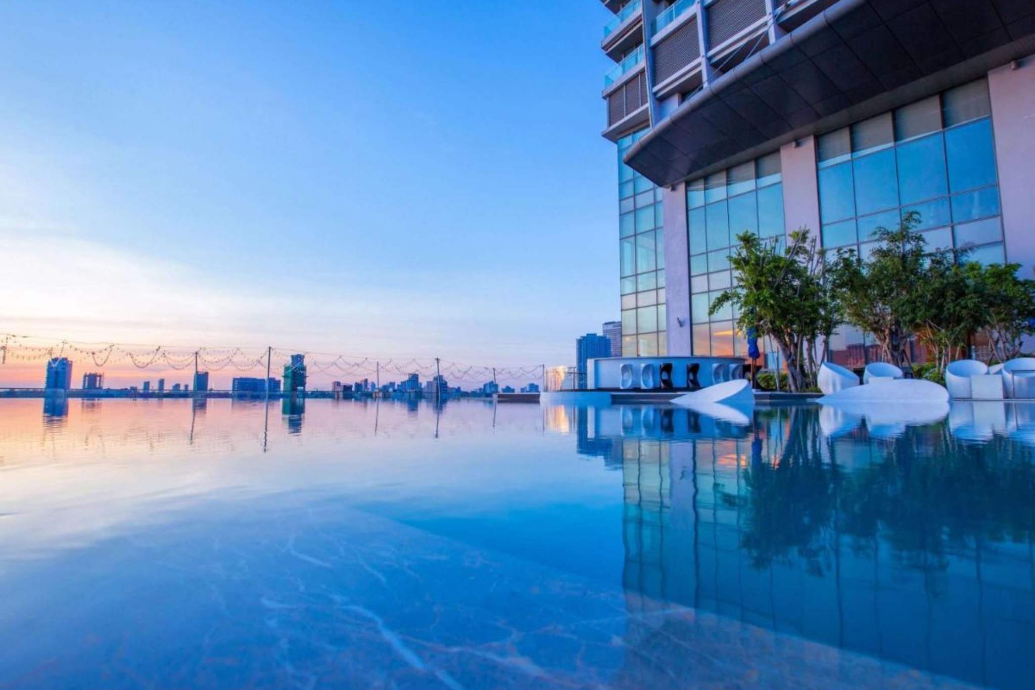 Bề mặt kính rộng lớn của Novotel Danang Premier Han River 