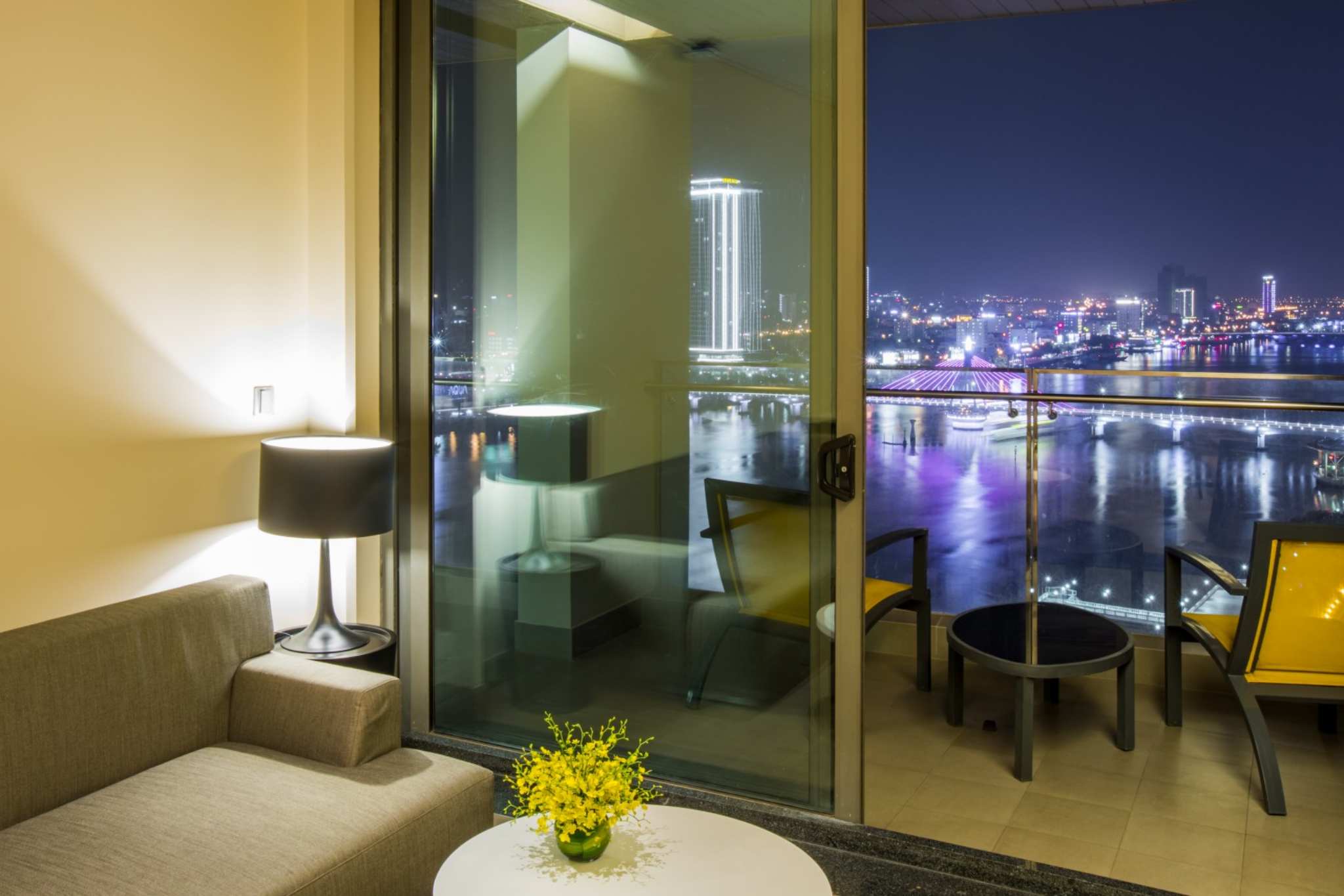 Ban công phòng ngủ của Novotel Danang Premier Han River 