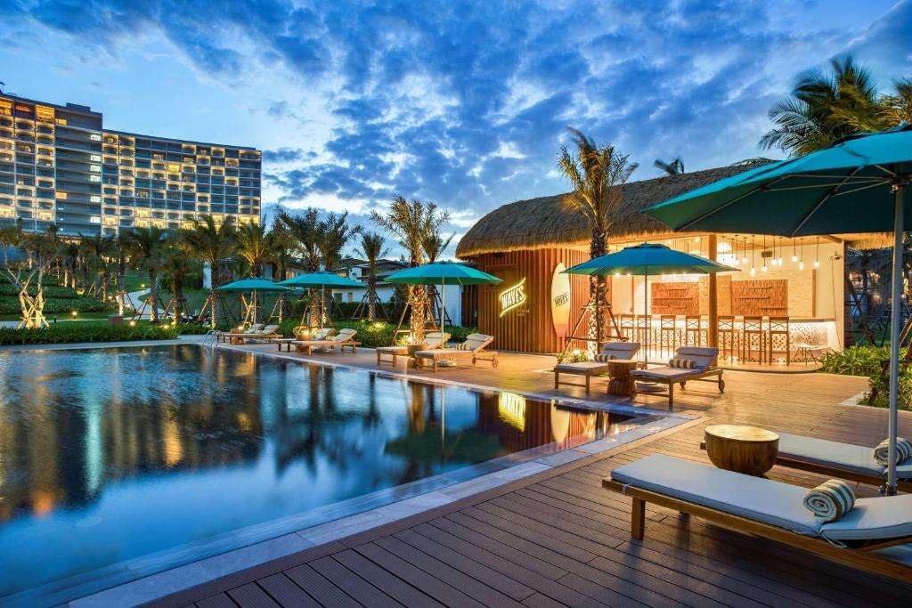 bể bơi tại Radisson Blu Cam Ranh 