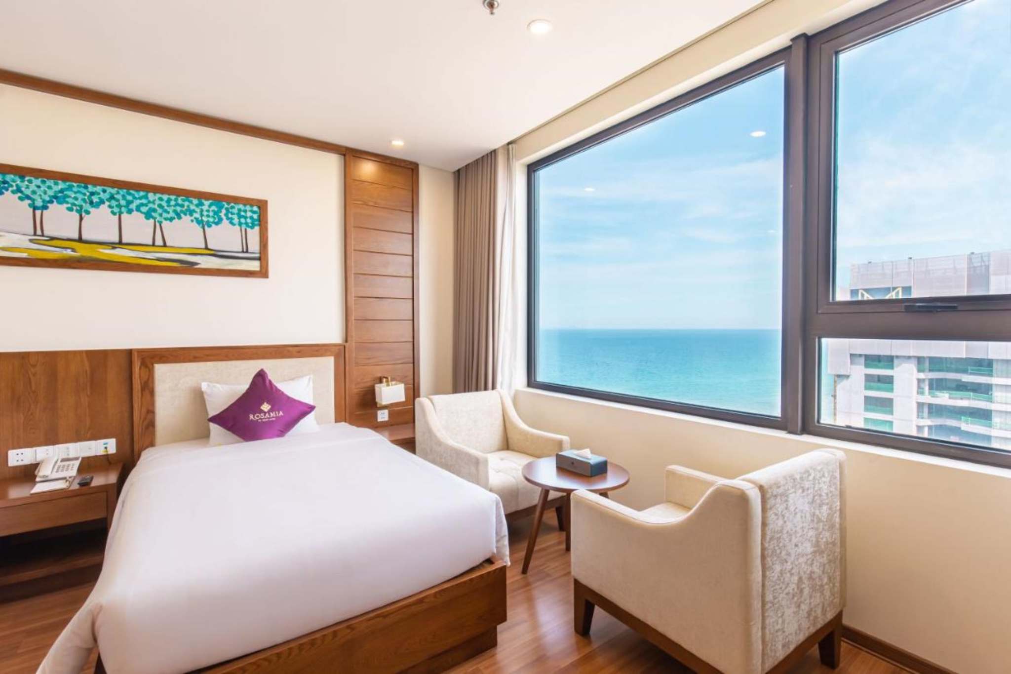 Không gian phòng nghỉ sang trọng  của Rosamia Da Nang Hotel 