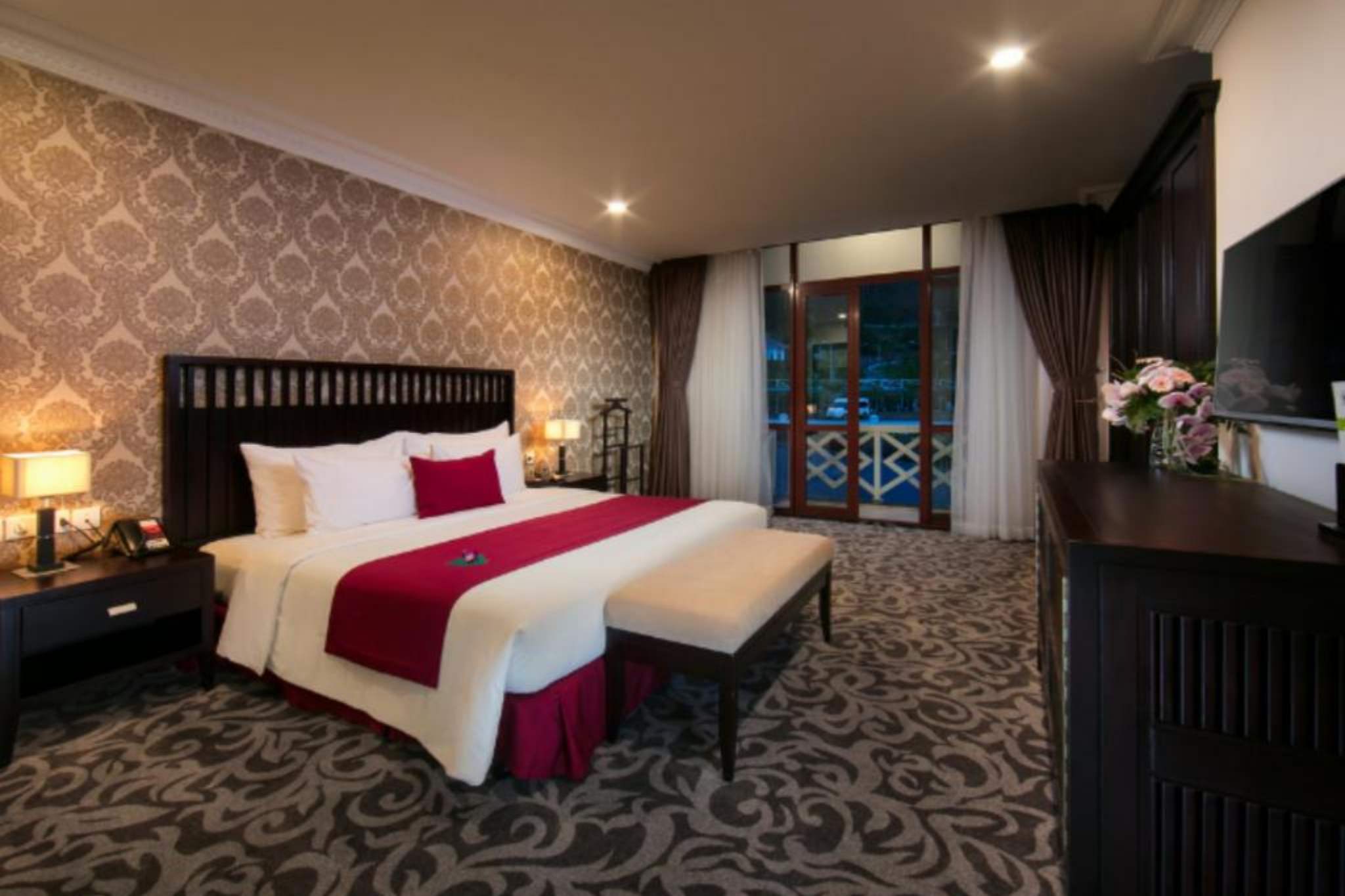 Họa tiết hoa văn trên tường của  Swiss Belresort Tuyền Lâm 