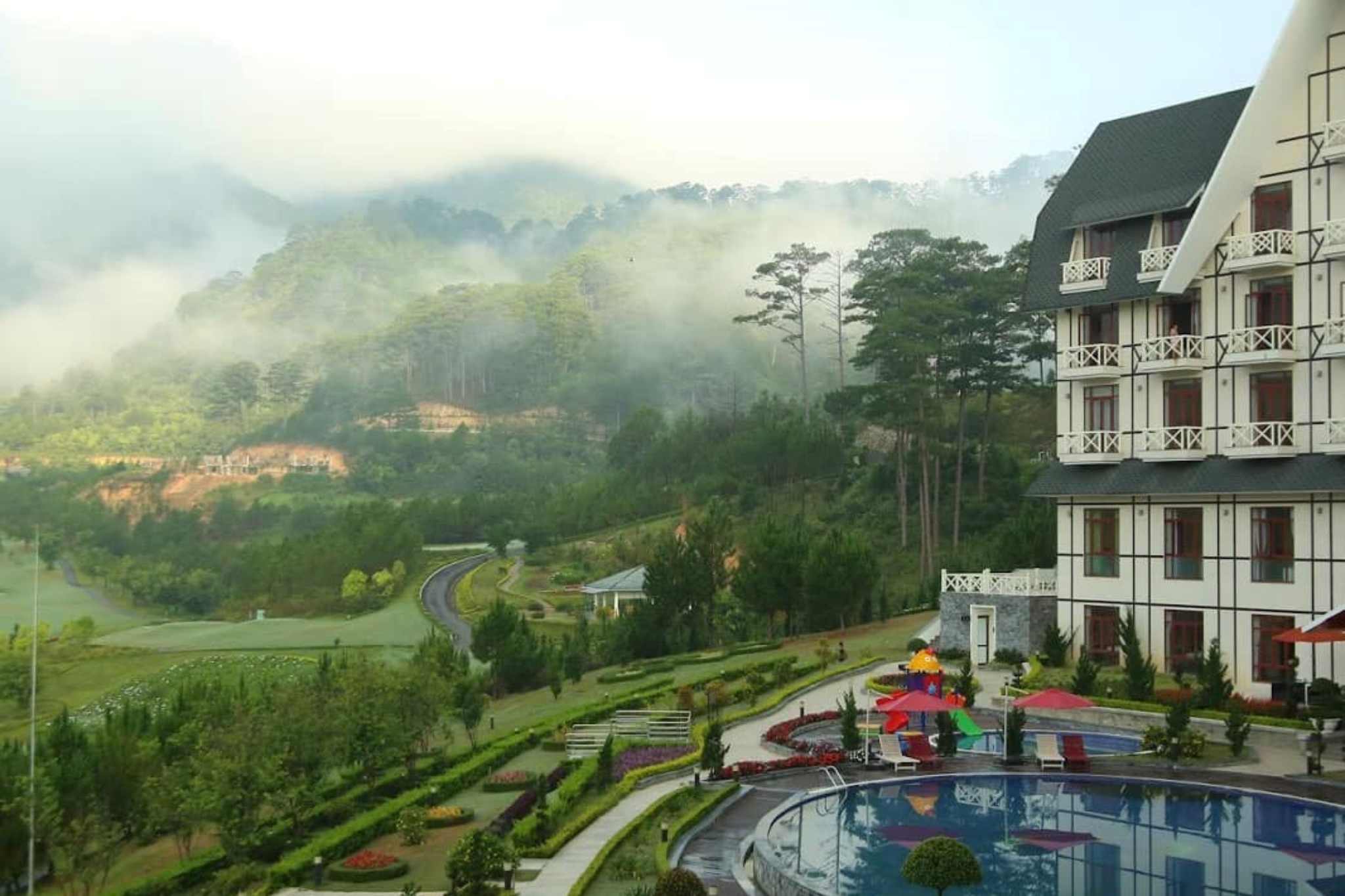 điểm xuyết màu đen ở phần mái của resort 