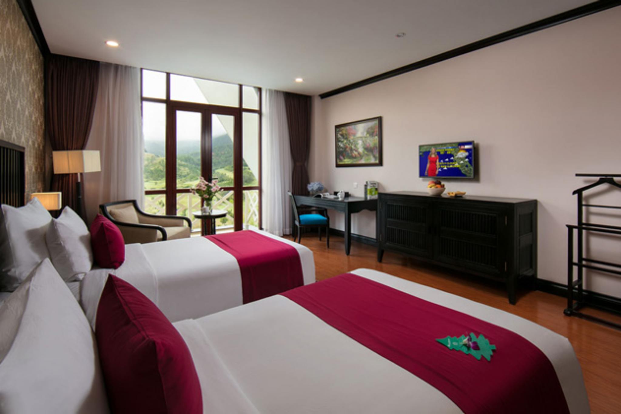 cứa kính sát trần của  Swiss Belresort Tuyền Lâm 