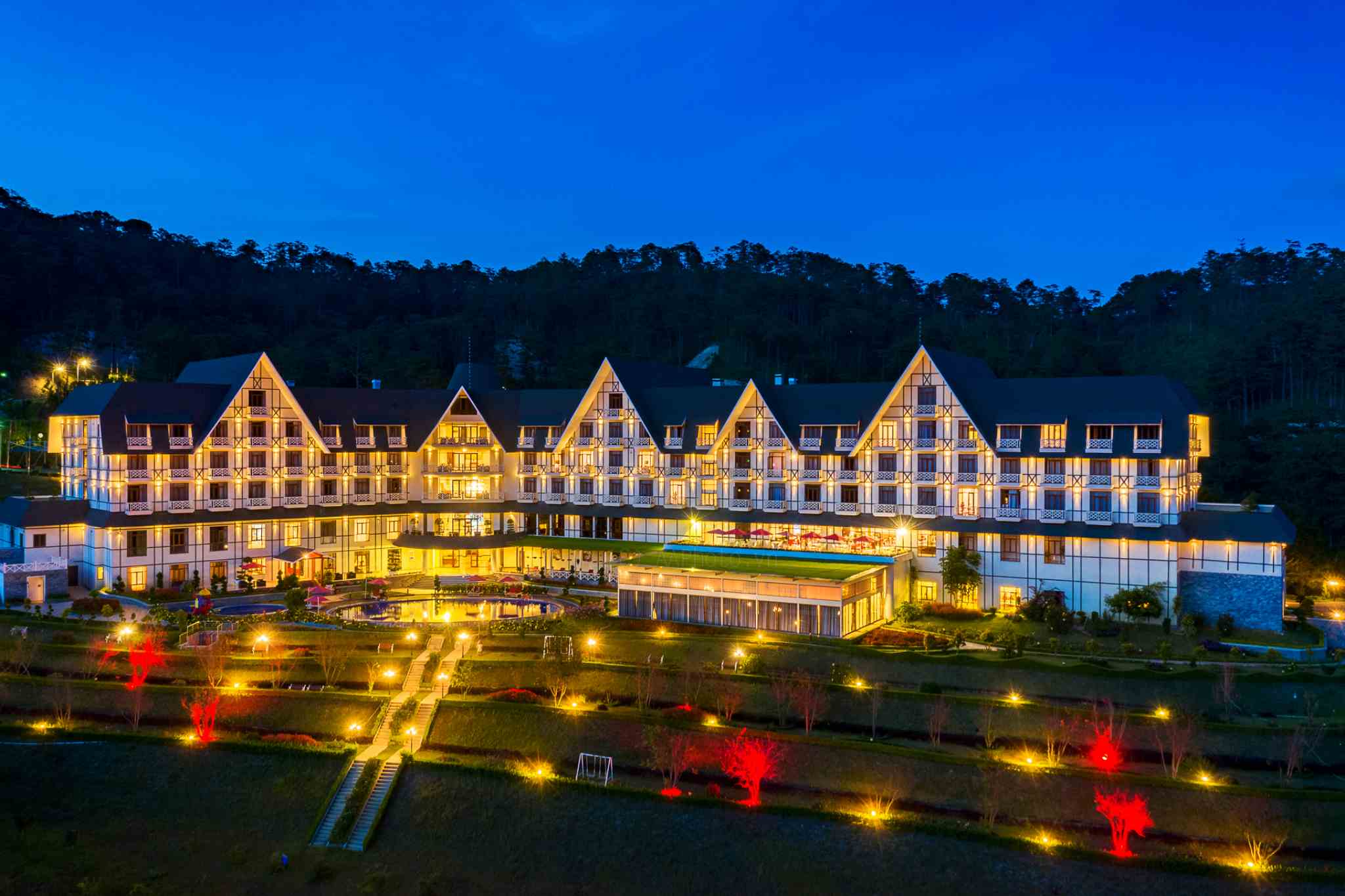 Thiết kế tựa như lâu đài của  Swiss Belresort Tuyền Lâm 