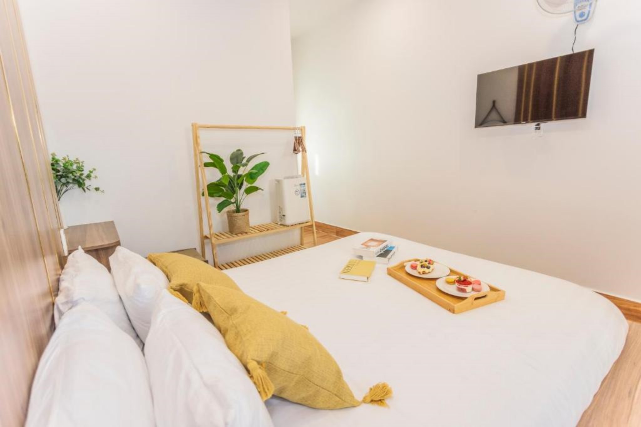 Không gian phòng ngủ ấm cúng của The Morris Hotel Đà Lạt