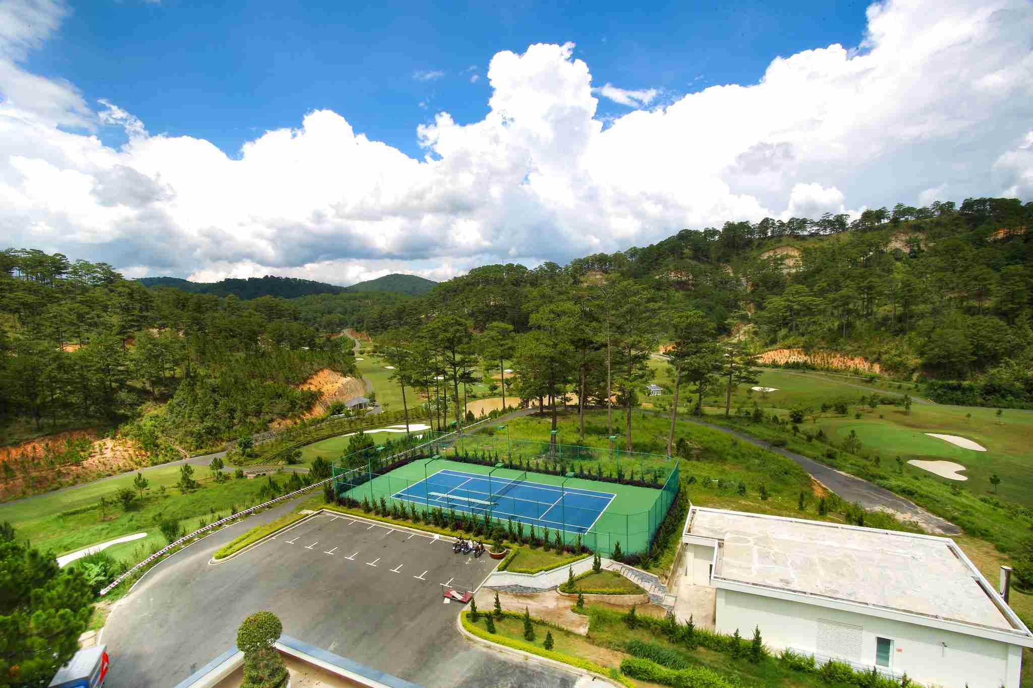 Sân golf rộng lớn của Swiss Belresort Tuyền Lâm 