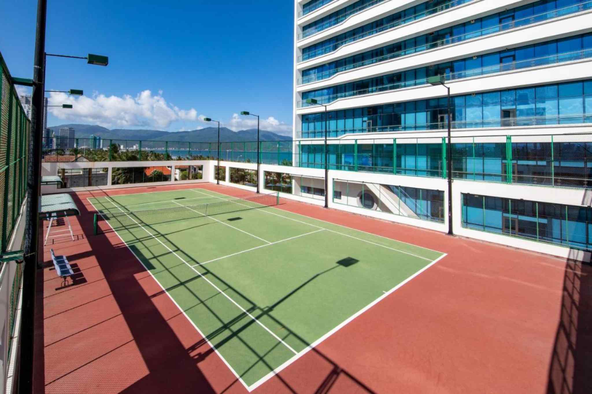 Sân tennis của Grand Tourane Hotel Da Nang 