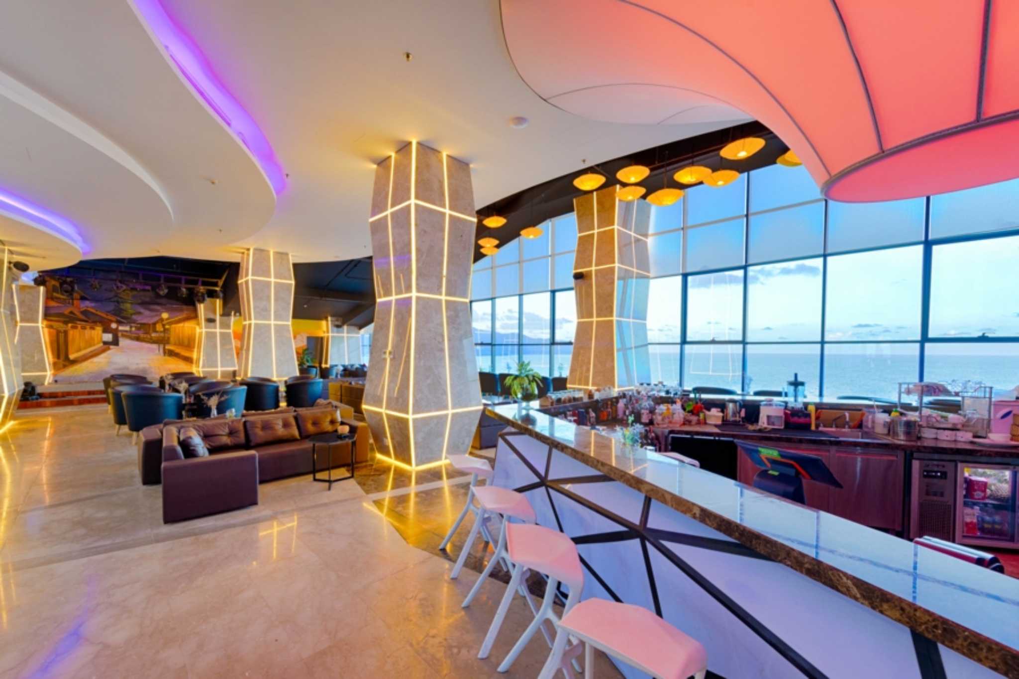 Không gian ấn tượng tại sky bar của Grand Tourane Hotel Da Nang 