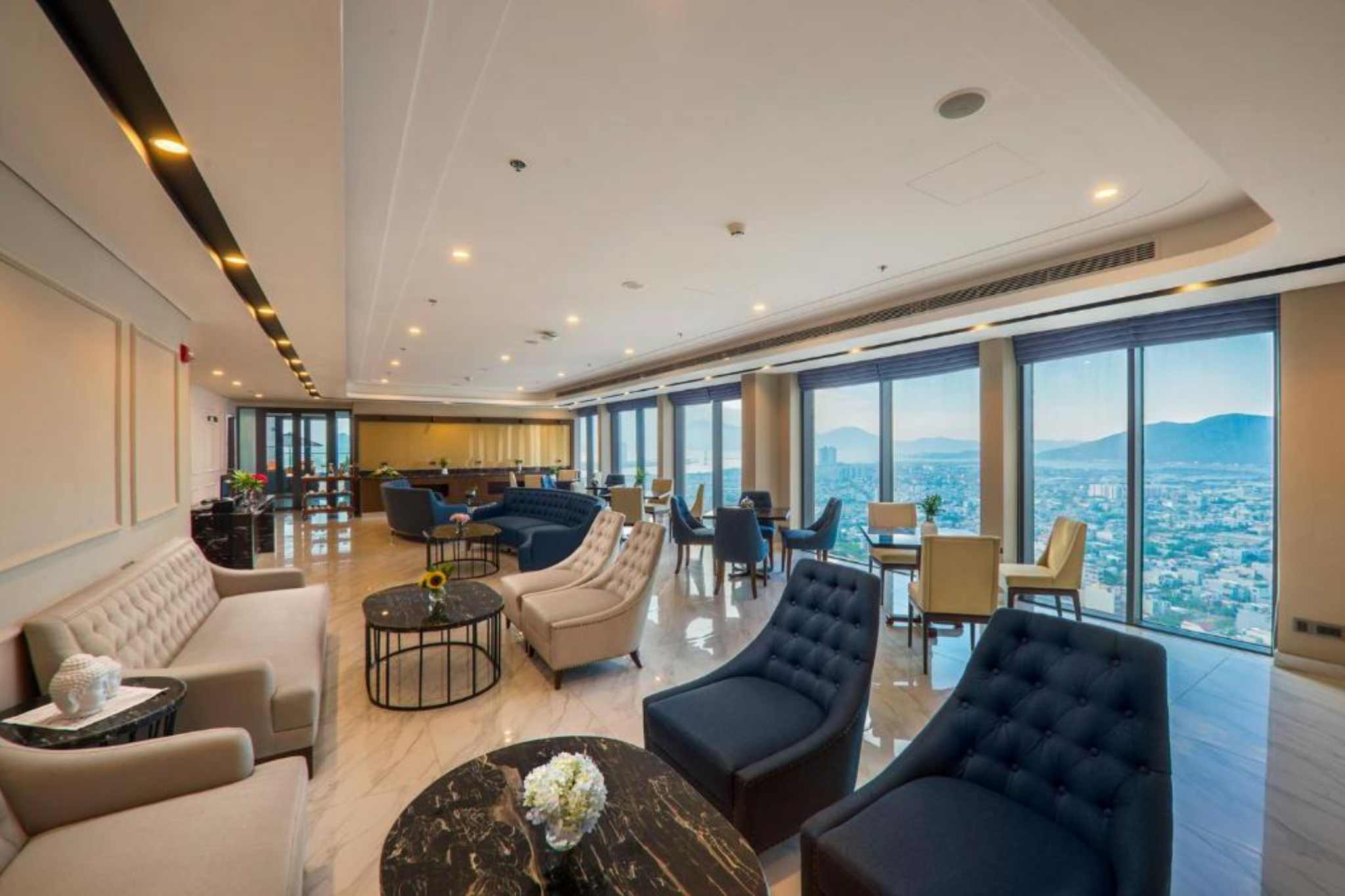 Không gian sky lounge của Altara Suites Da Nang Hotel 