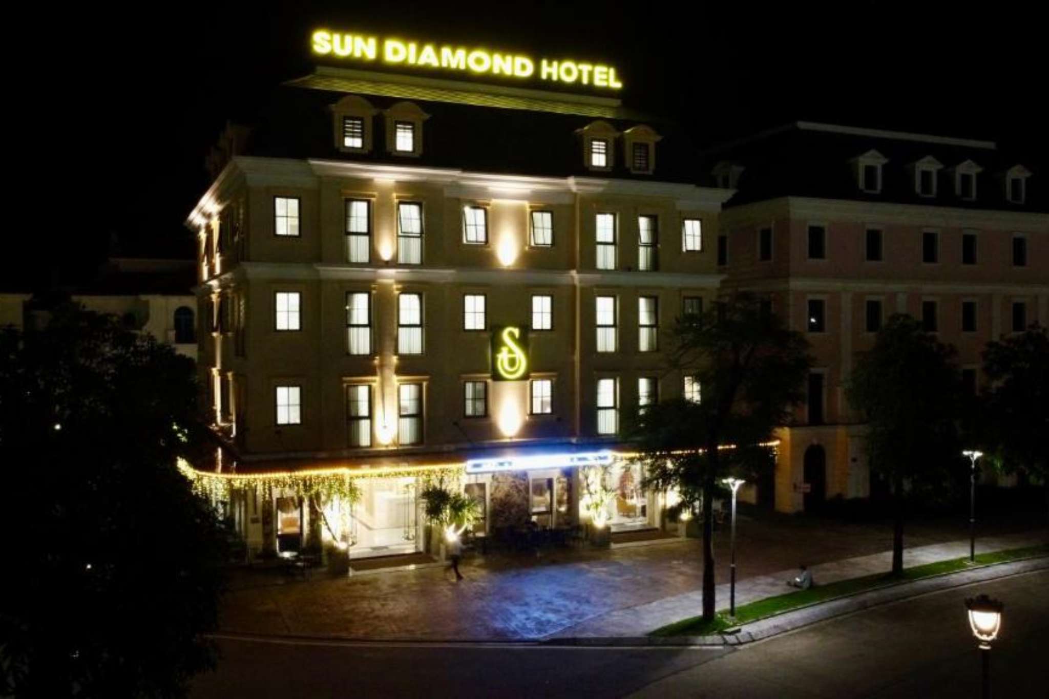 Sun Diamond Hotel Ha Long khi lên đèn