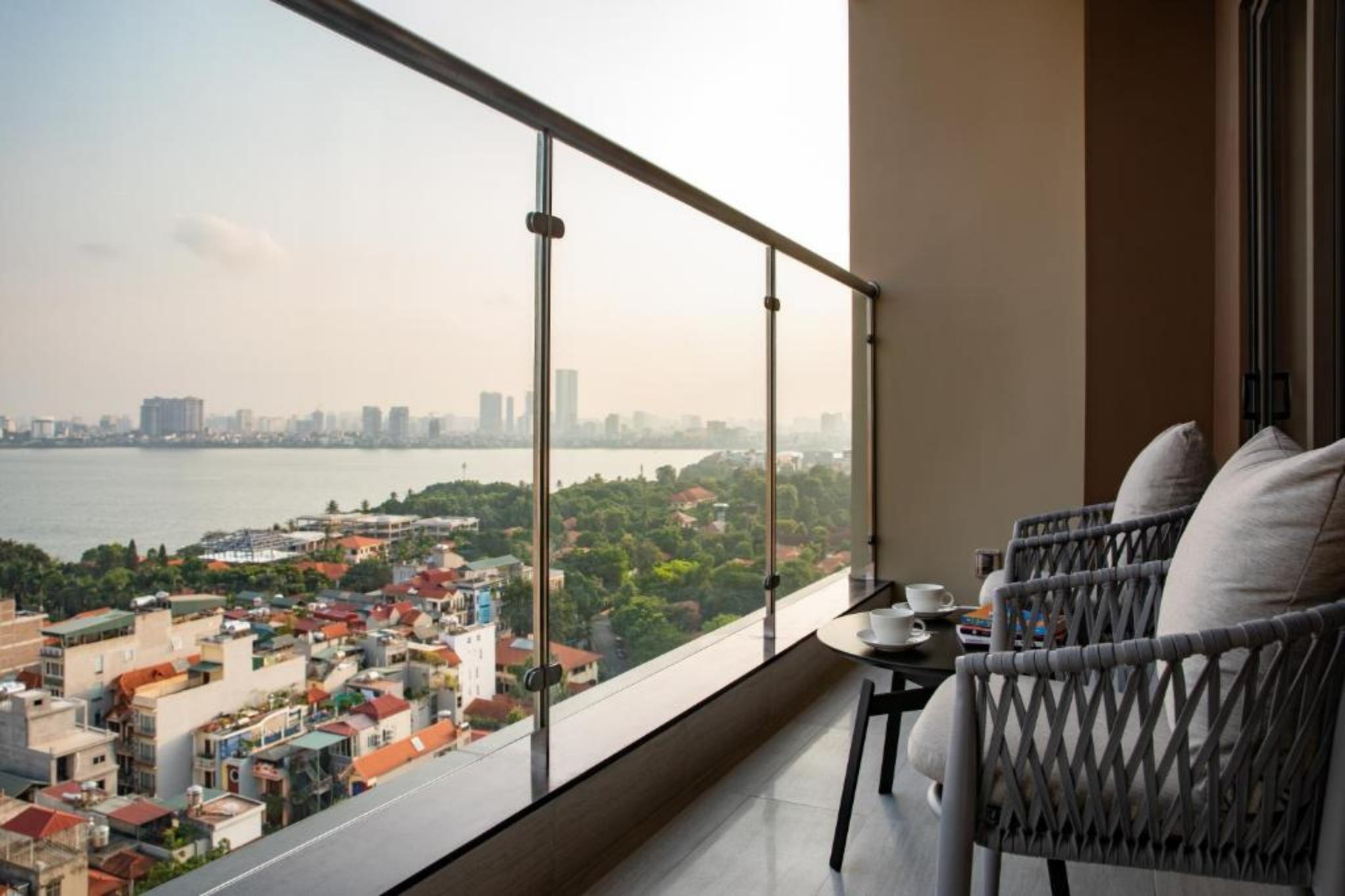 tầm nhìn ra bên ngoài của Oakwood Residence Hanoi