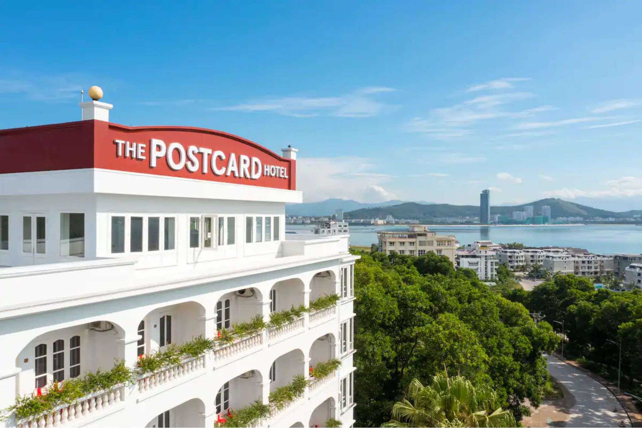 Tầm nhìn ấn tượng của khách sạn The Postcard Ha Long