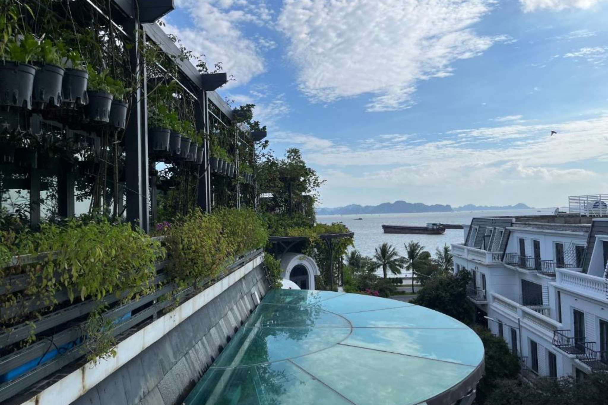 Tầm nhìn ấn tượng ra vịnh biển của Paris Of Dragon Bay Hotel