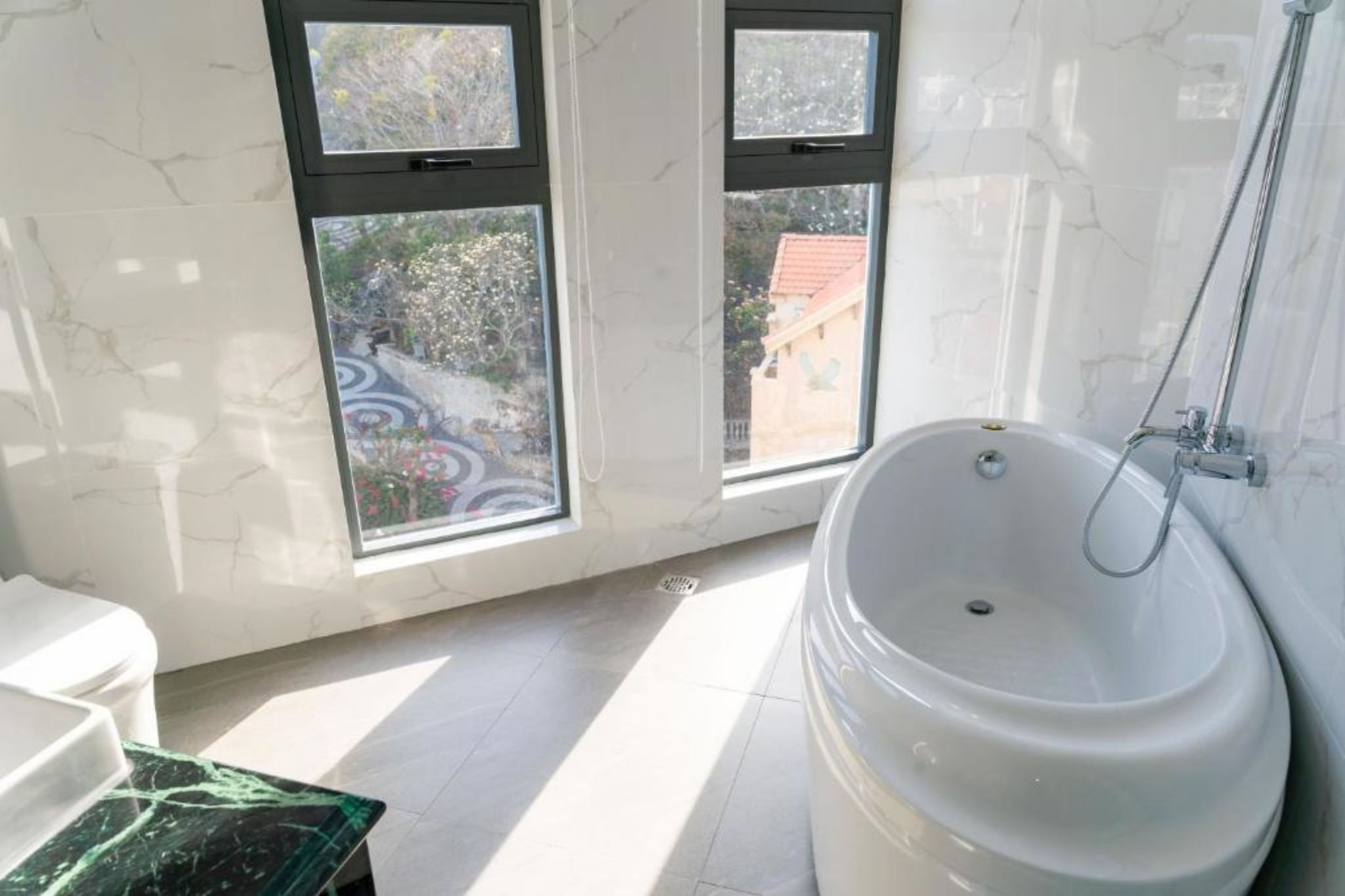 lợi thế thi công nội thất khách sạn ven biển