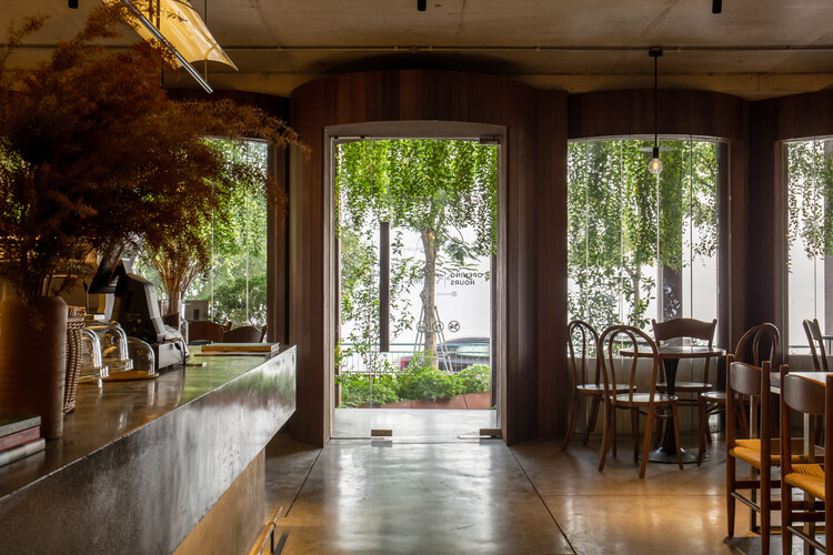 thiết kế Bonjour Cafe không gian trống mặt tiền và mặt phố