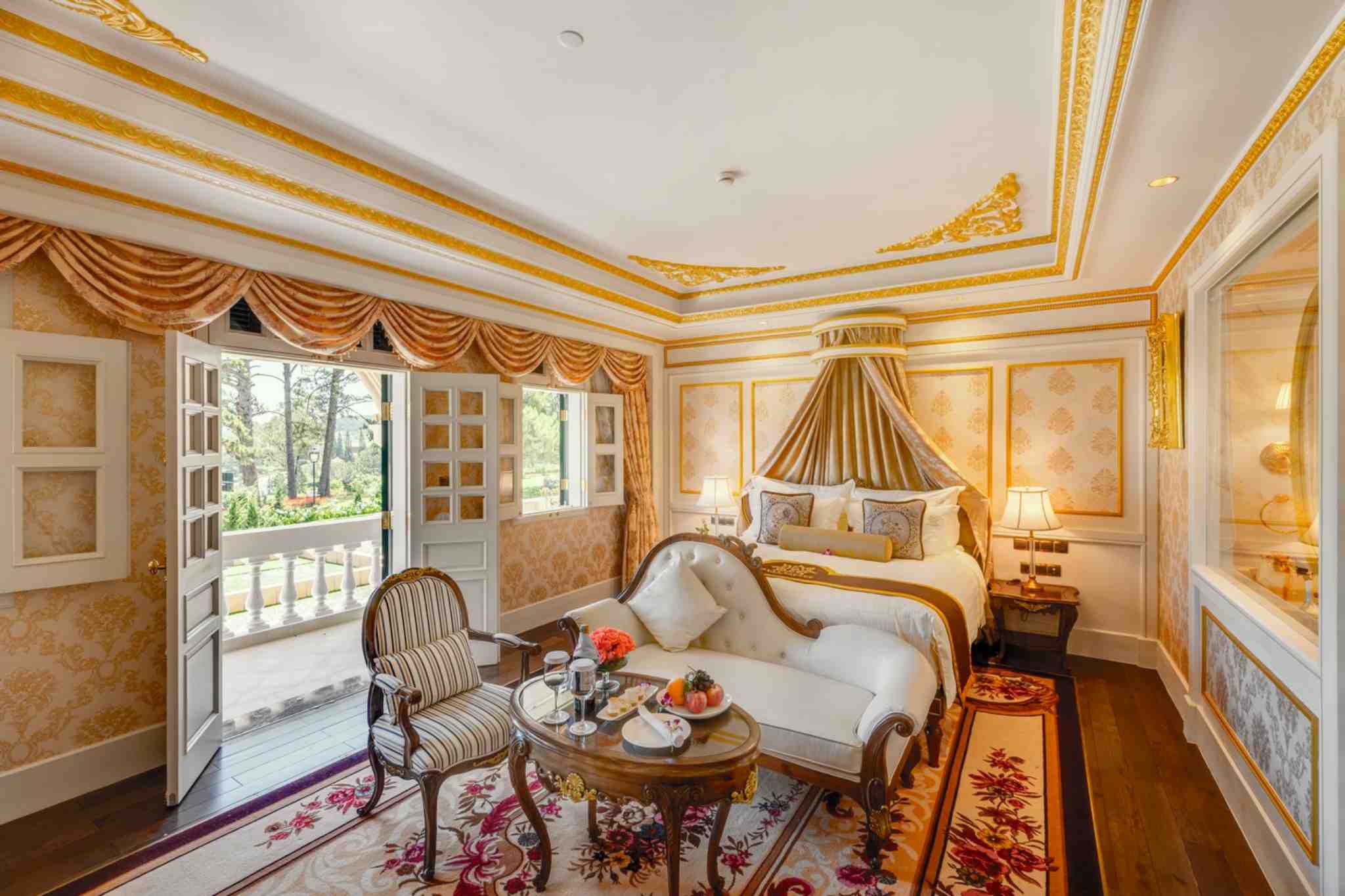 thiết kế cứa kính sát trần của Đà Lạt Palace Heritage Hotel 