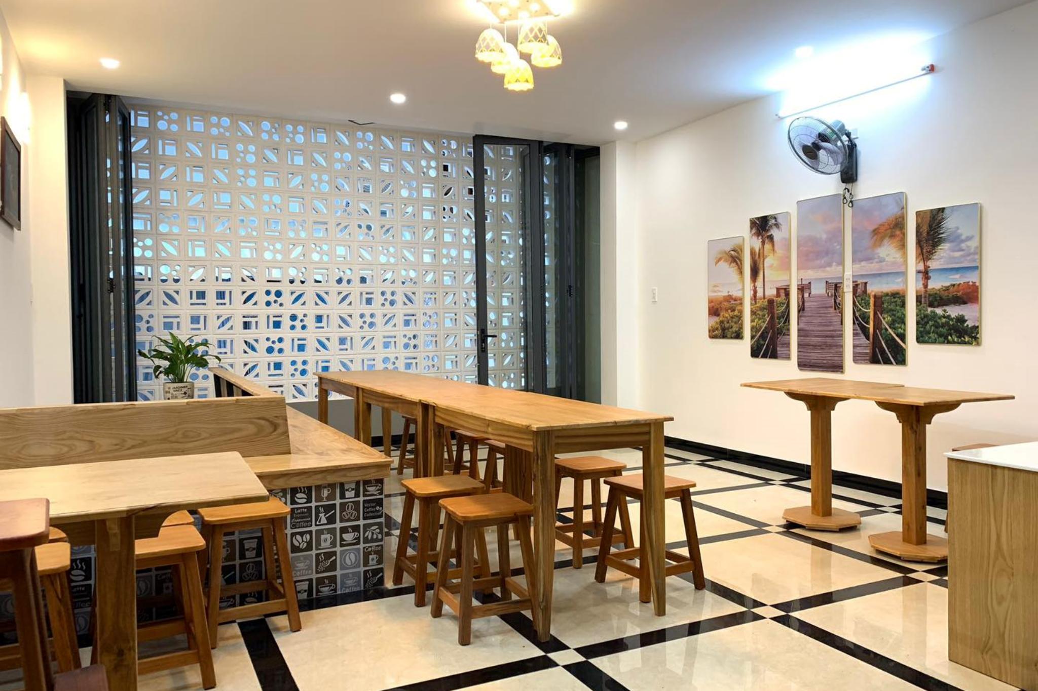 đồ đạc được đặt đúng thiết kế nội thất homestay phong cách tối giản