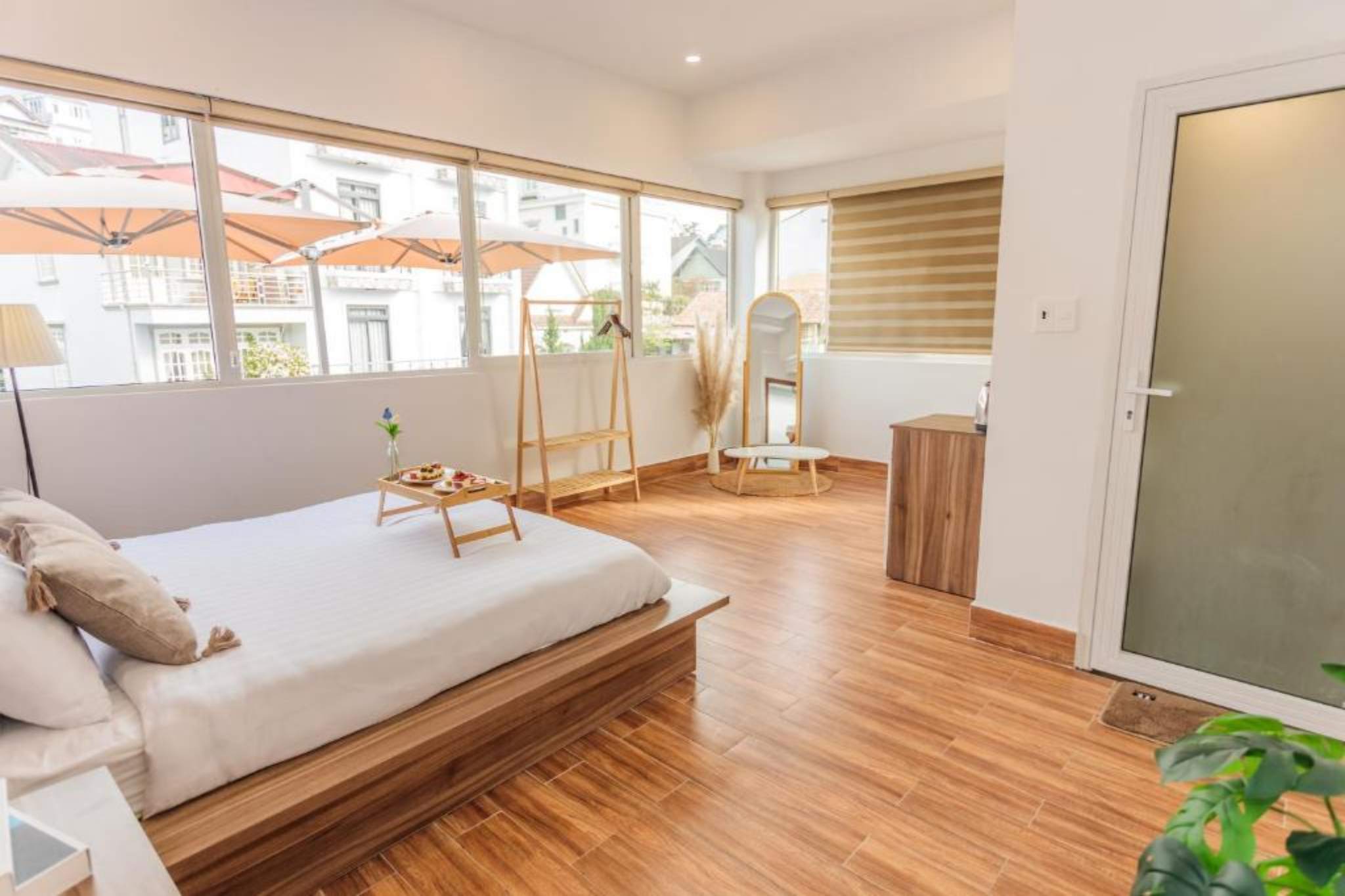 Không gian phòng ngủ của The Morris Hotel Đà Lạt