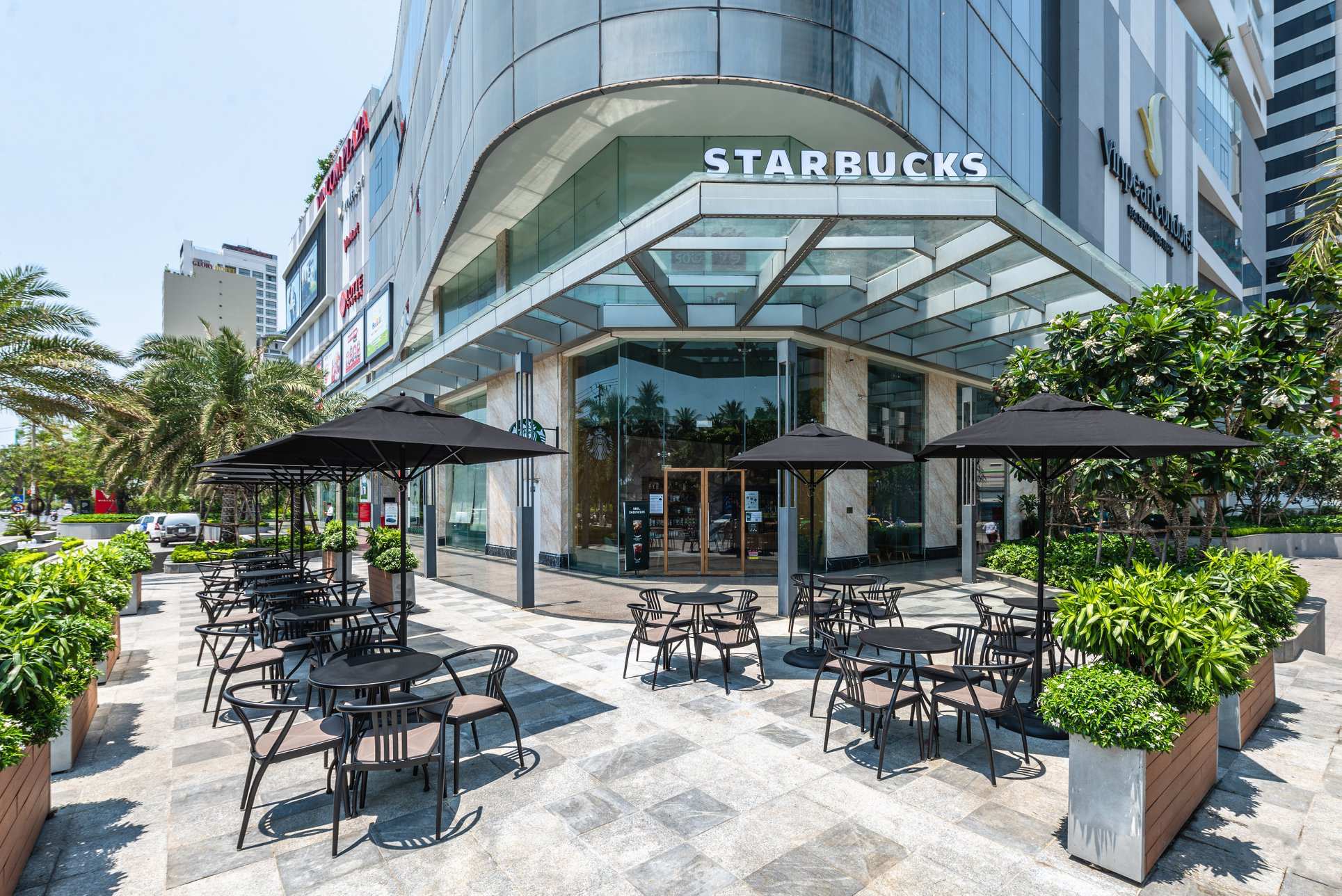 Khám phá ngay mái ấm xinh đẹp với thiết kế quán cà phê Starbucks Duy Tân
