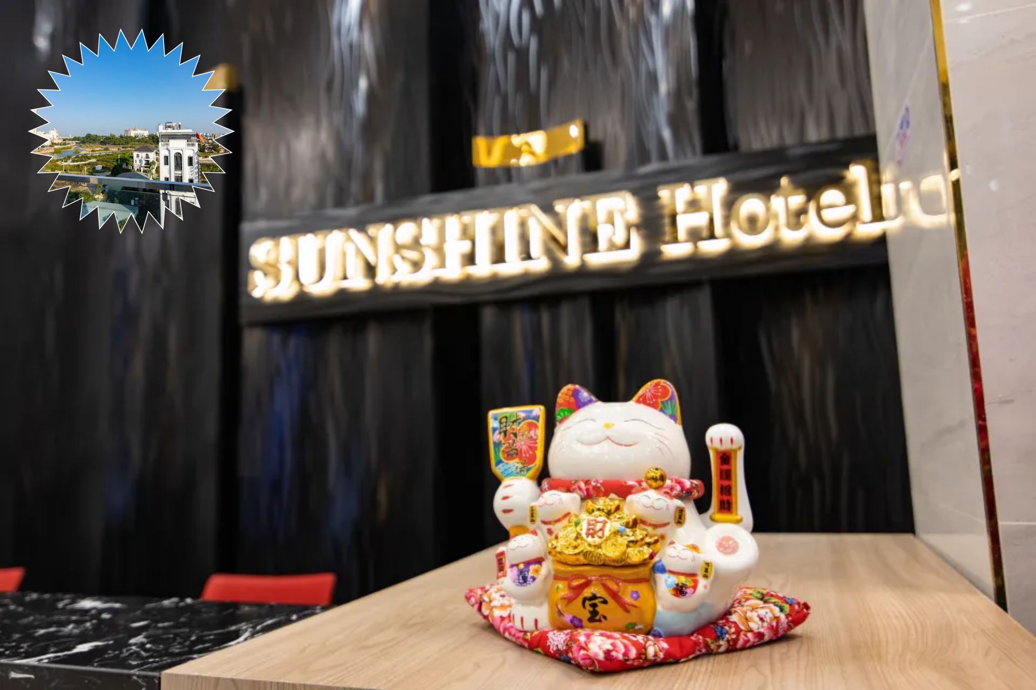 Chú mèo thần tài ngay quầy lễ tân của khách sạn Sunshine Hotel Móng Cái