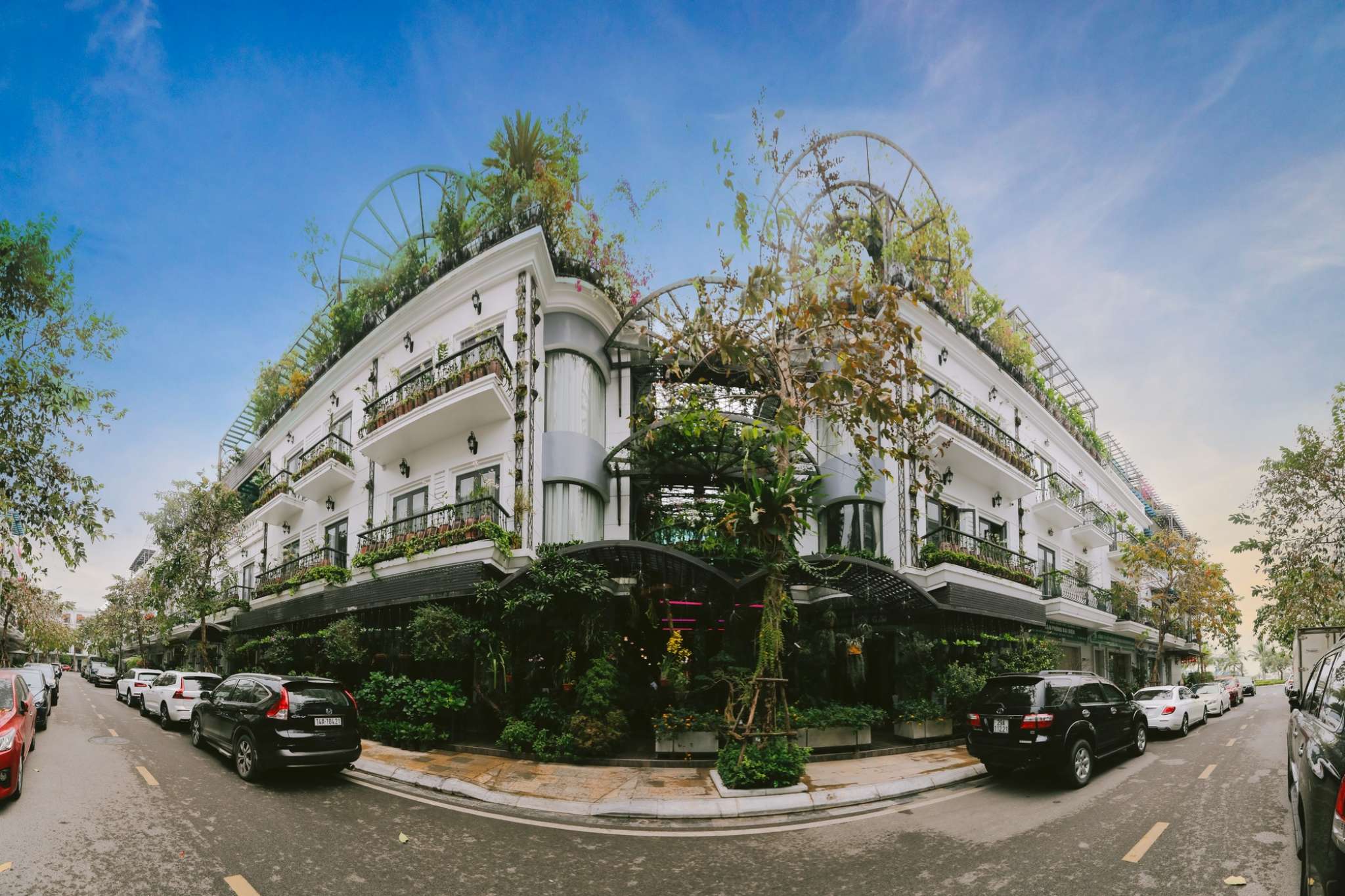 Tổng thể kiến trúc của khách sạn Paris Of Dragon Bay Hotel