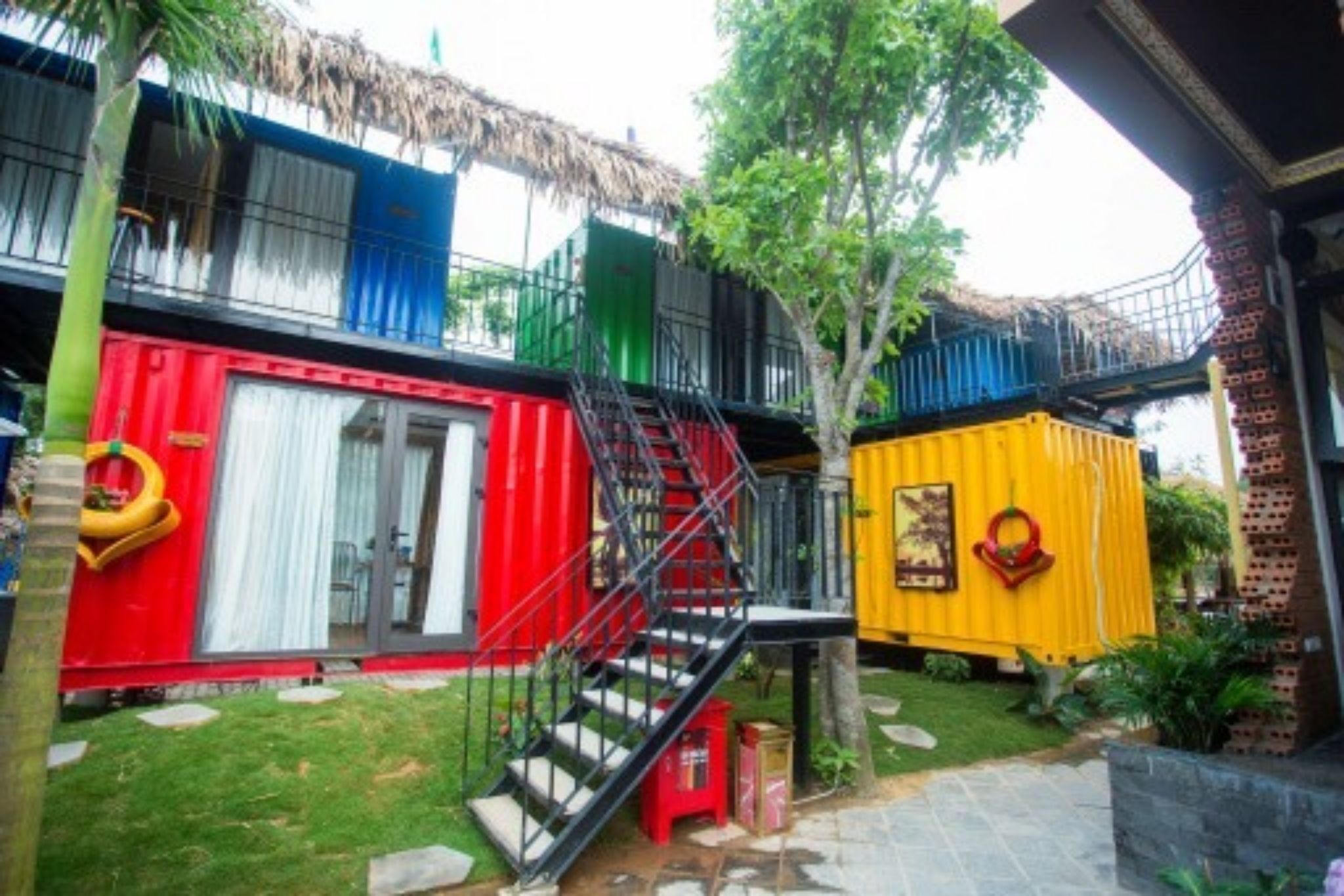 mẫu thiết kế phòng homestay bằng container Why Not Hotel